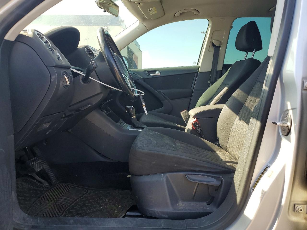 2014 Volkswagen Tiguan S Silver vin: WVGBV3AX2EW541820