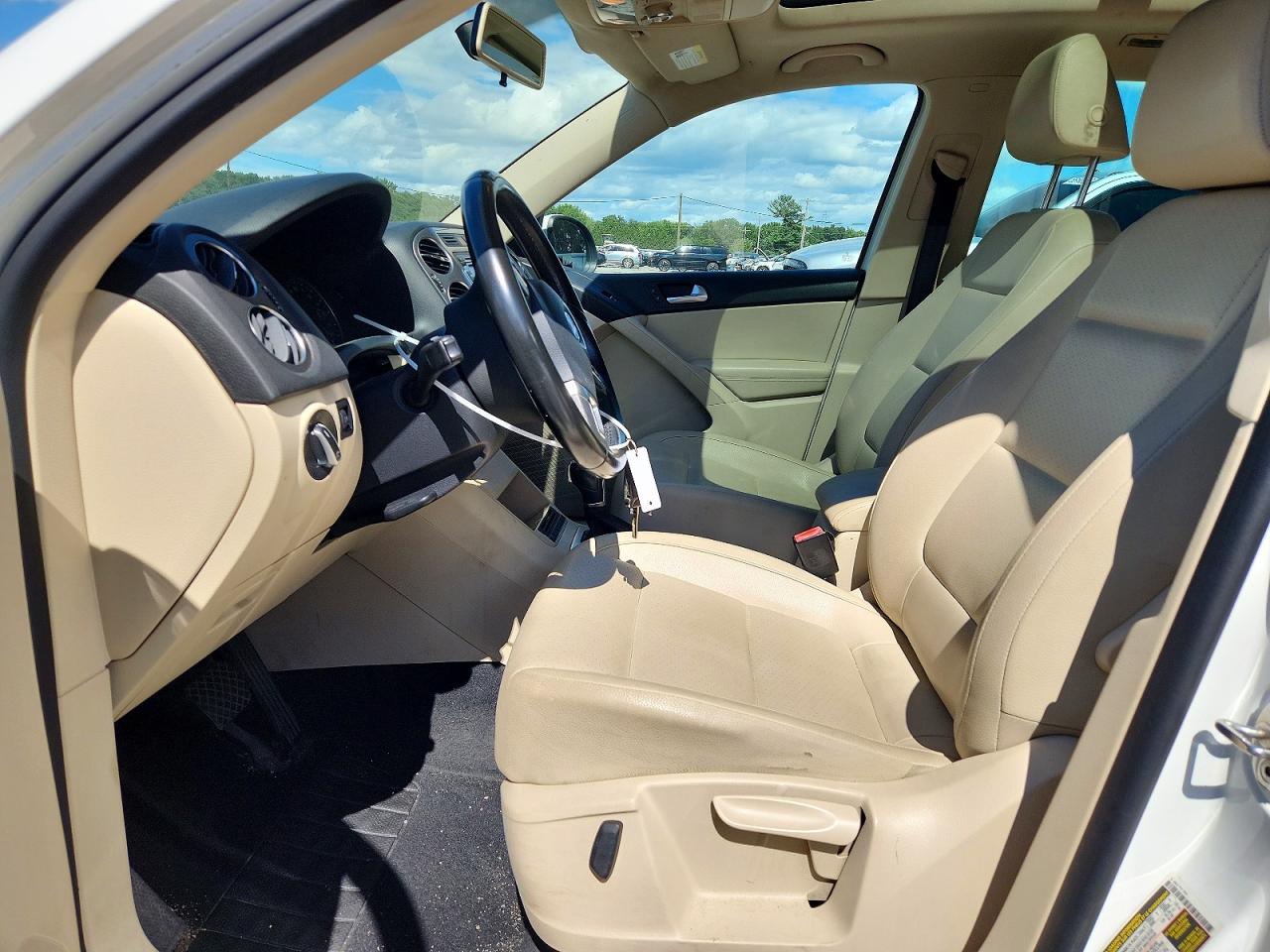 2013 Volkswagen Tiguan S White vin: WVGBV3AX5DW597183