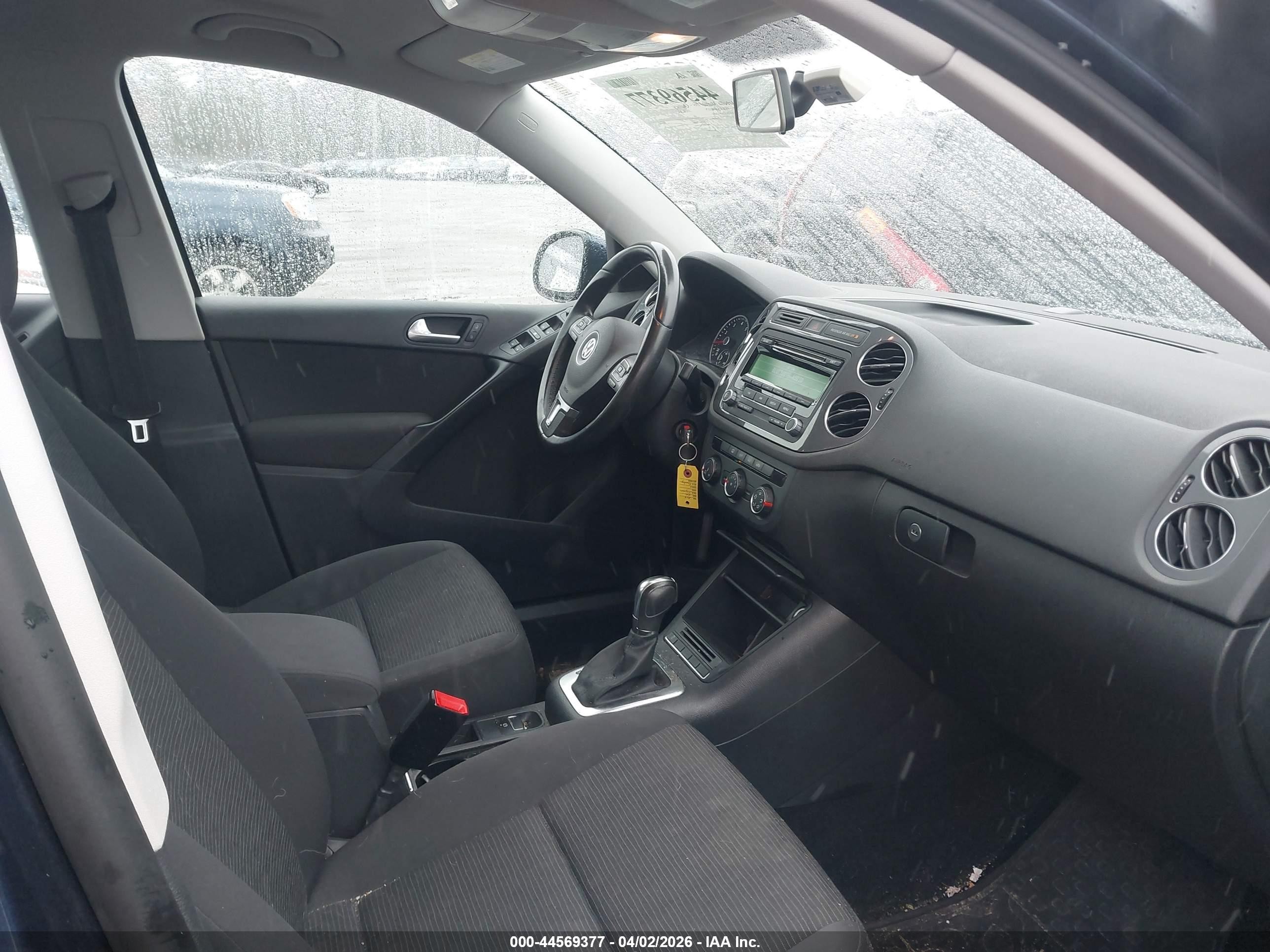 2014 Volkswagen Tiguan S Blue vin: WVGBV3AX5EW516801