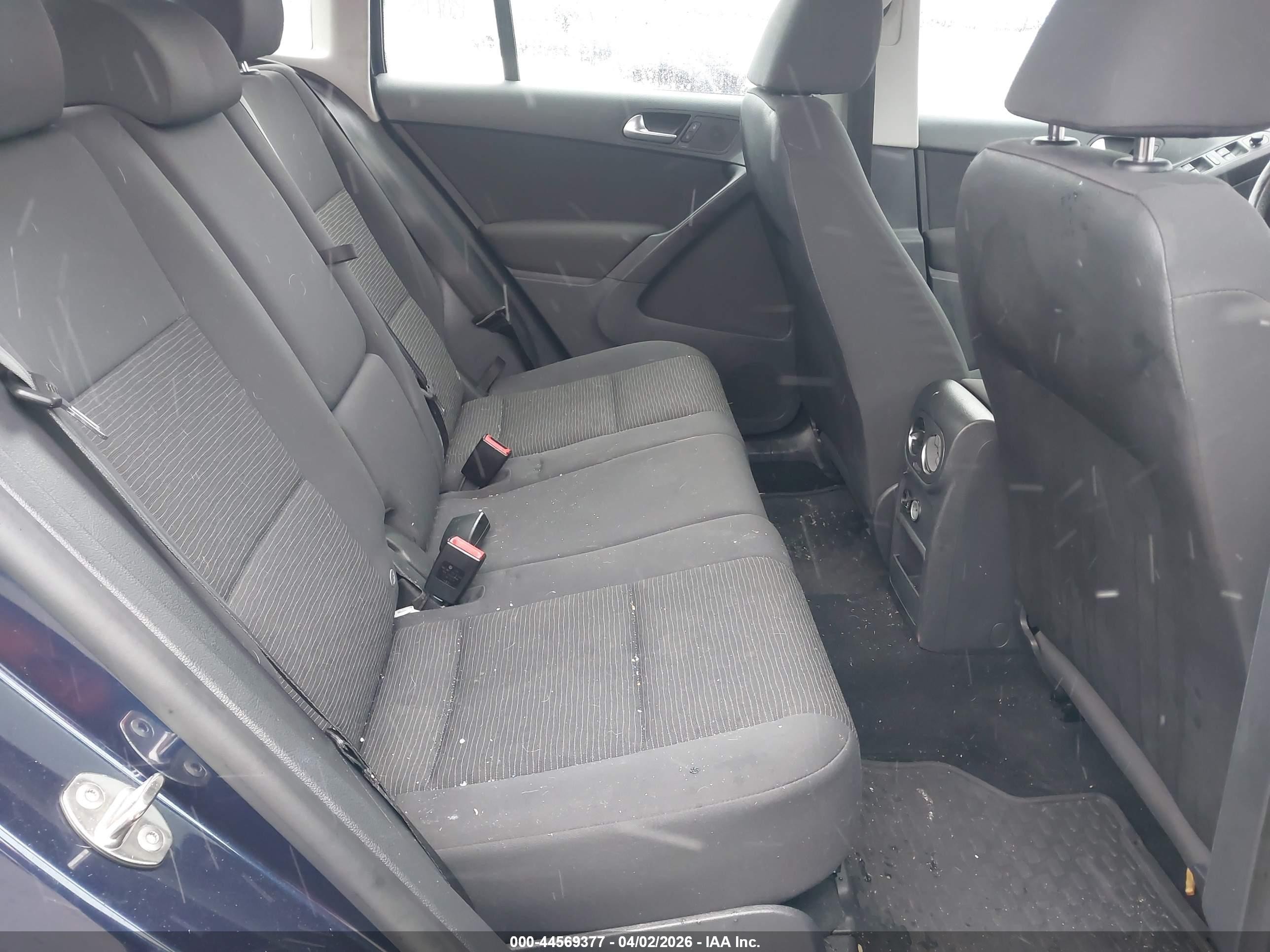 2014 Volkswagen Tiguan S Blue vin: WVGBV3AX5EW516801