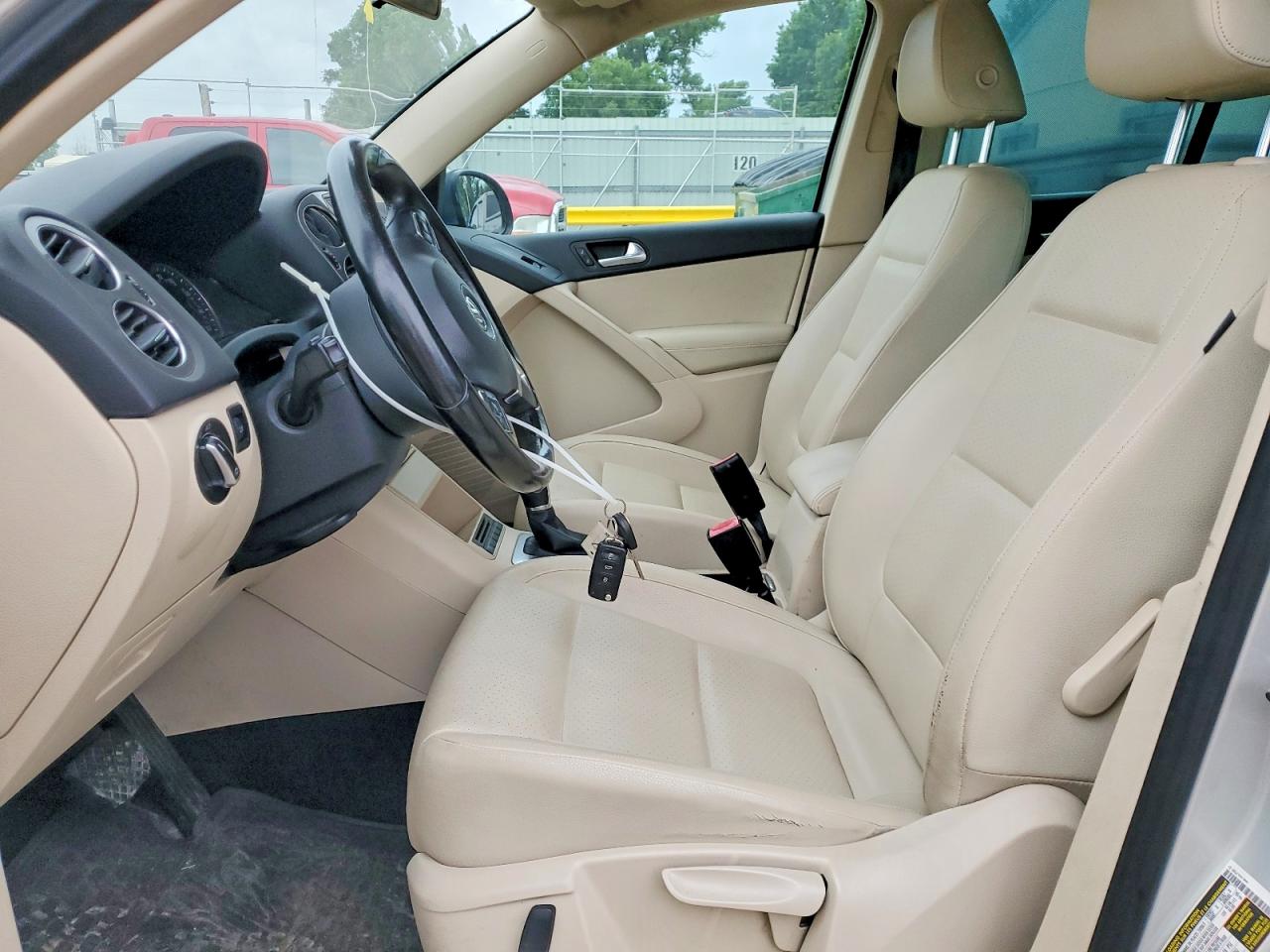 2014 Volkswagen Tiguan S Two Tone vin: WVGBV3AX6EW543750