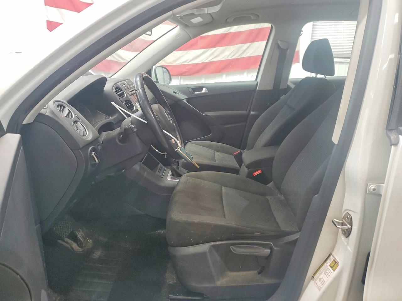 2014 Volkswagen Tiguan S White vin: WVGBV3AX7EW589930