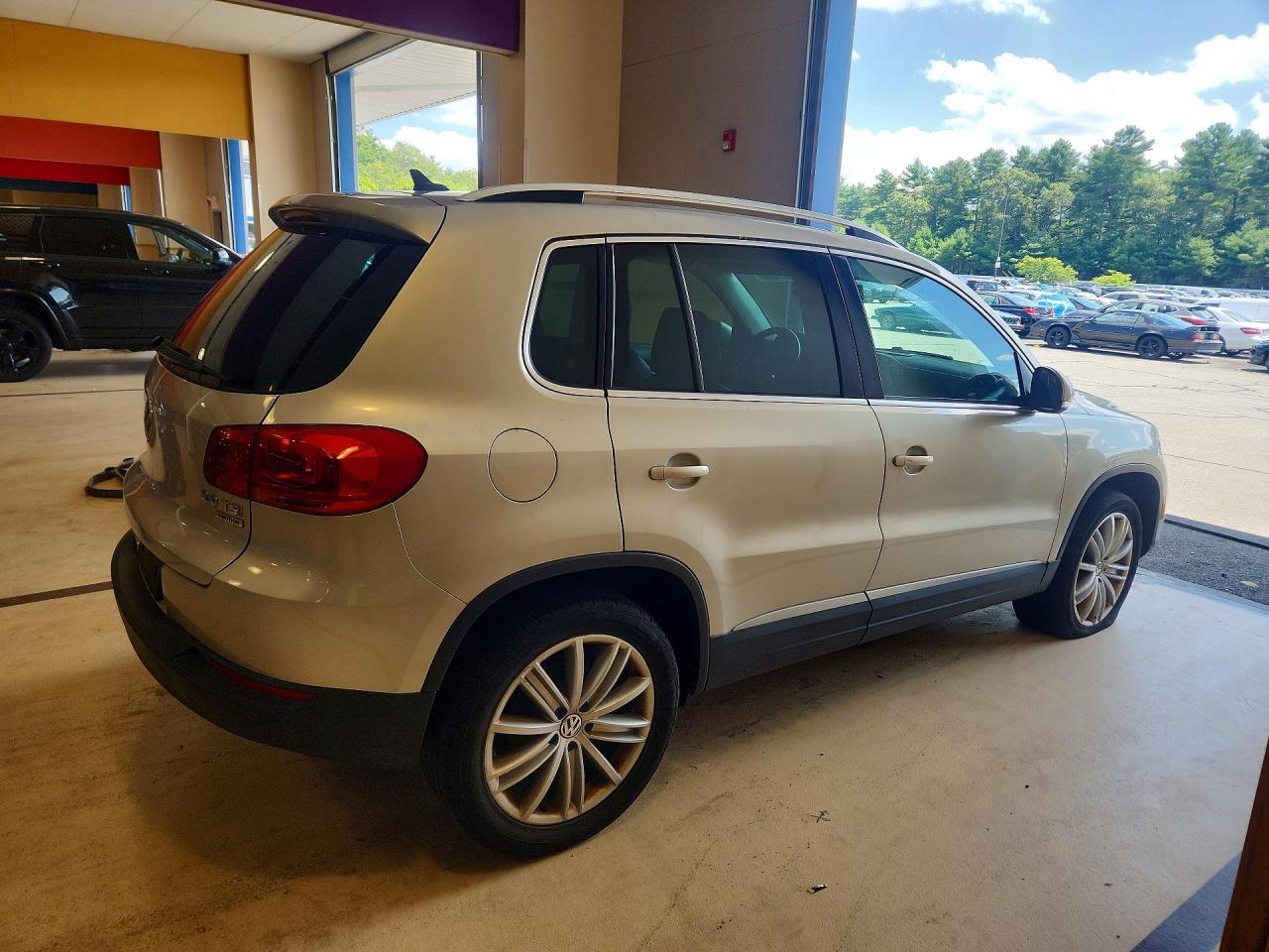 2014 Volkswagen Tiguan S Серебряный vin: WVGBV3AX7EW619279