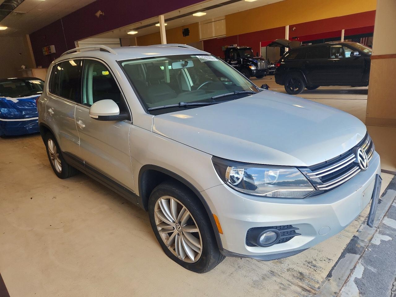 2014 Volkswagen Tiguan S Серебряный vin: WVGBV3AX7EW619279