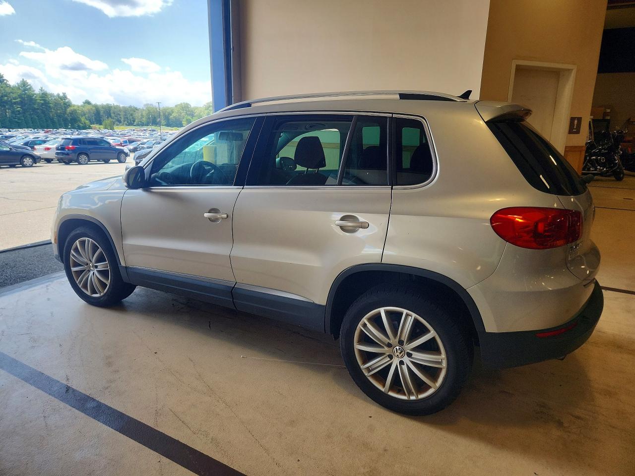 2014 Volkswagen Tiguan S Серебряный vin: WVGBV3AX7EW619279