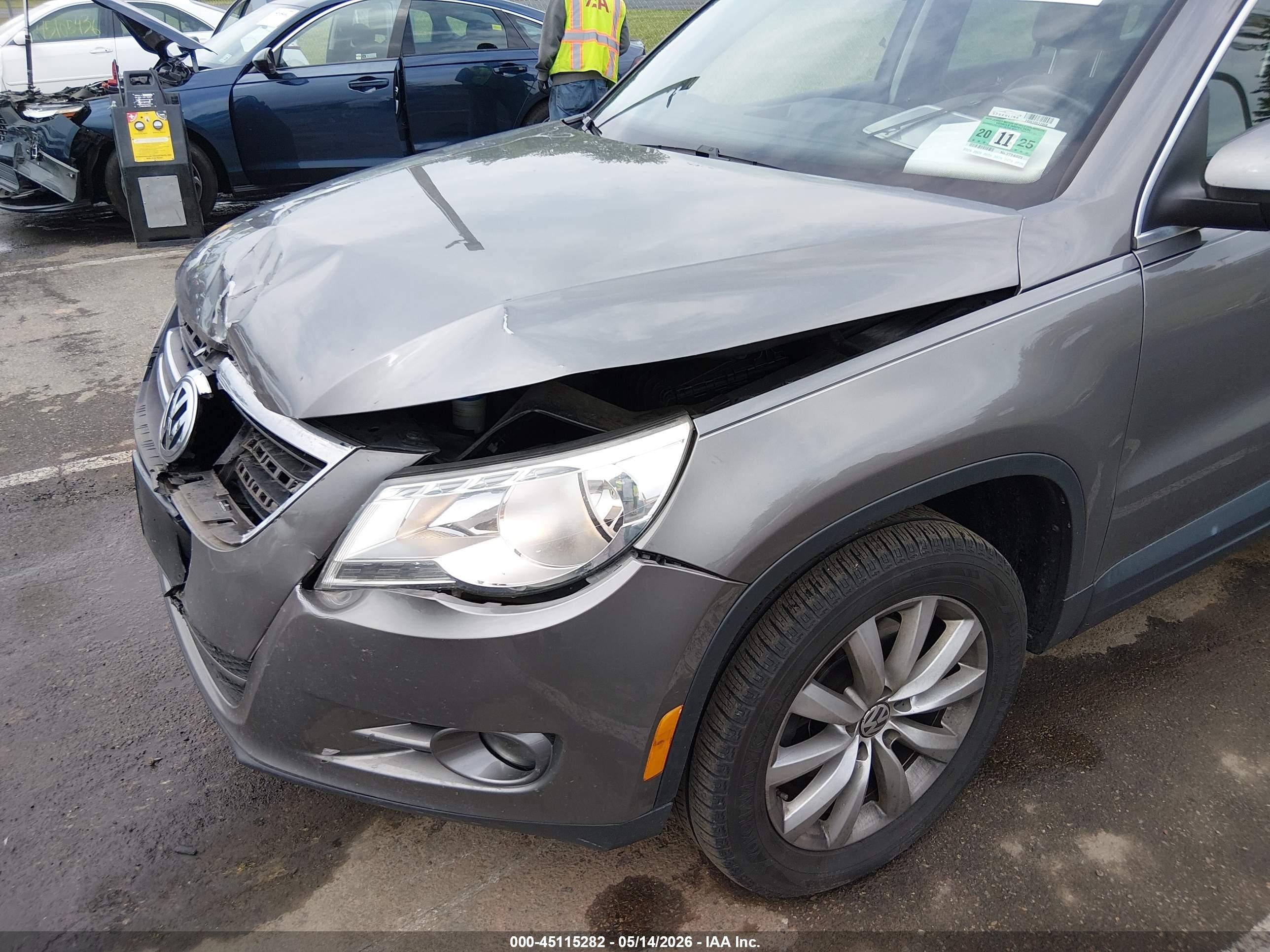 2011 Volkswagen Tiguan Se Gray vin: WVGBV7AX0BW547229