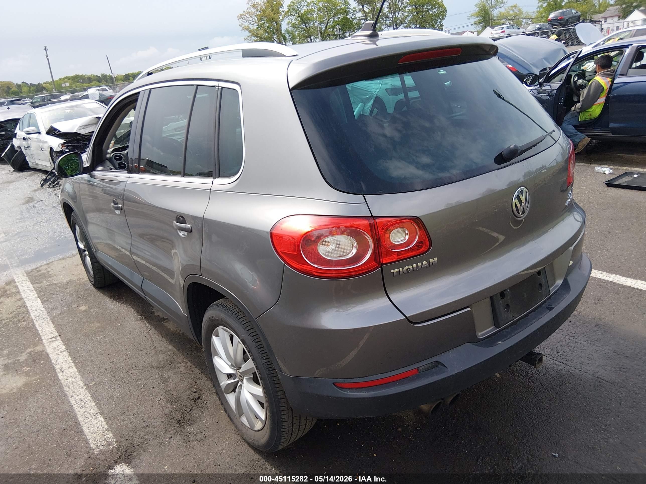 2011 Volkswagen Tiguan Se Gray vin: WVGBV7AX0BW547229