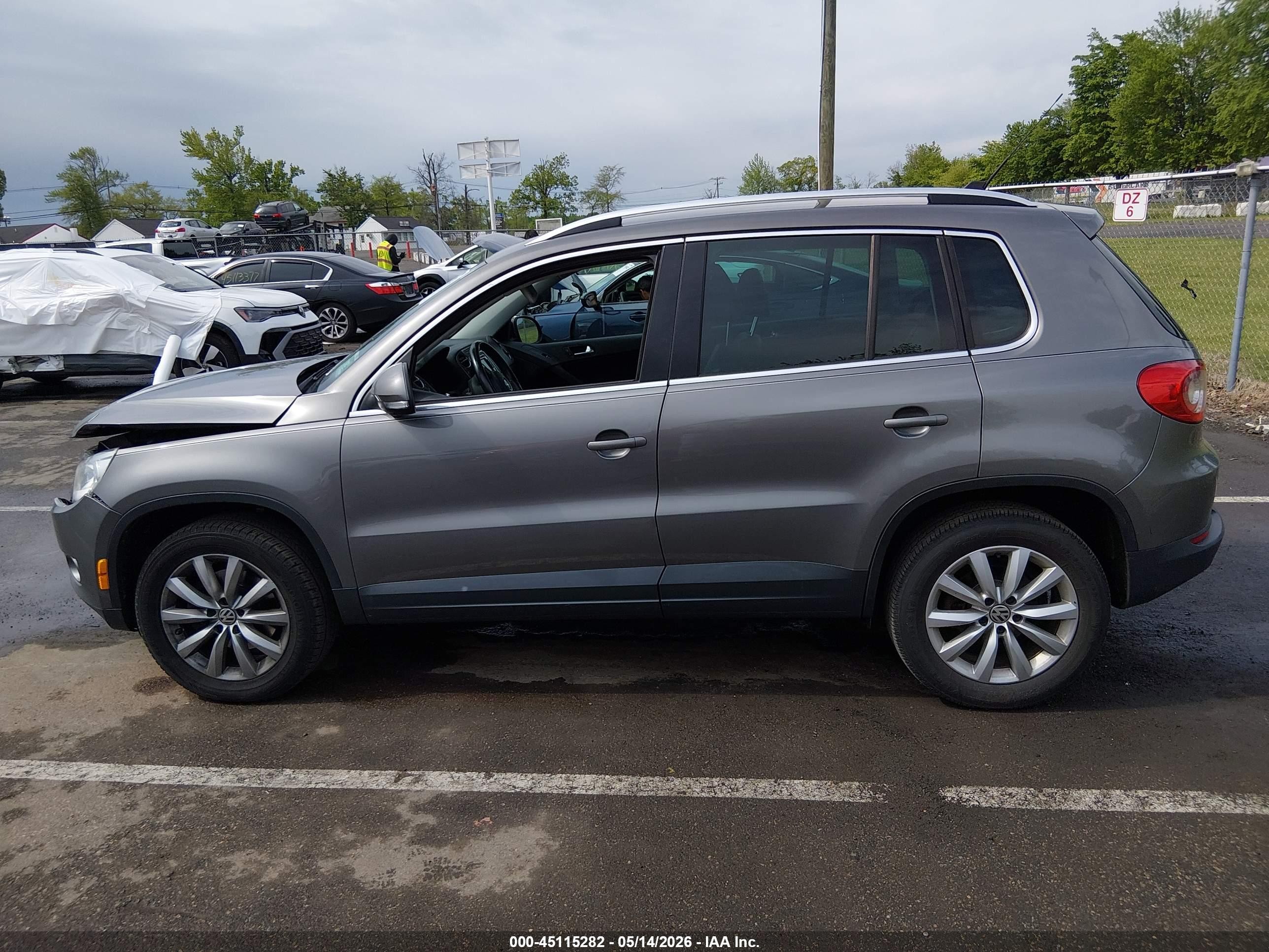 2011 Volkswagen Tiguan Se Gray vin: WVGBV7AX0BW547229