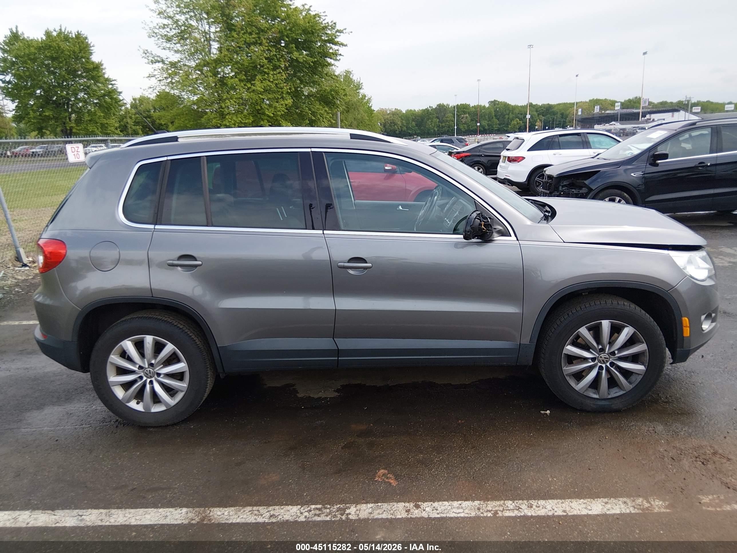 2011 Volkswagen Tiguan Se Gray vin: WVGBV7AX0BW547229
