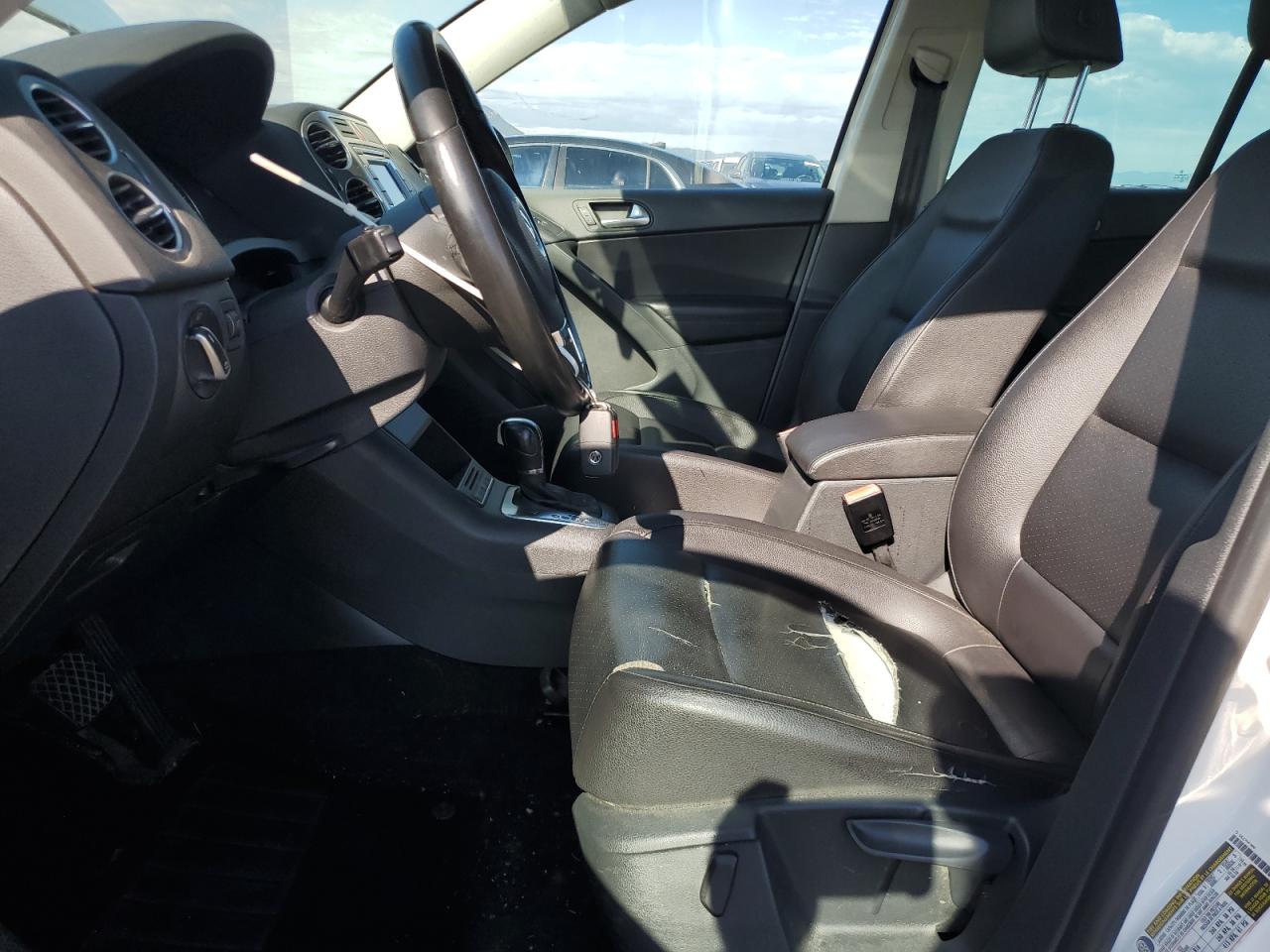 2011 Volkswagen Tiguan S White vin: WVGBV7AX0BW569487