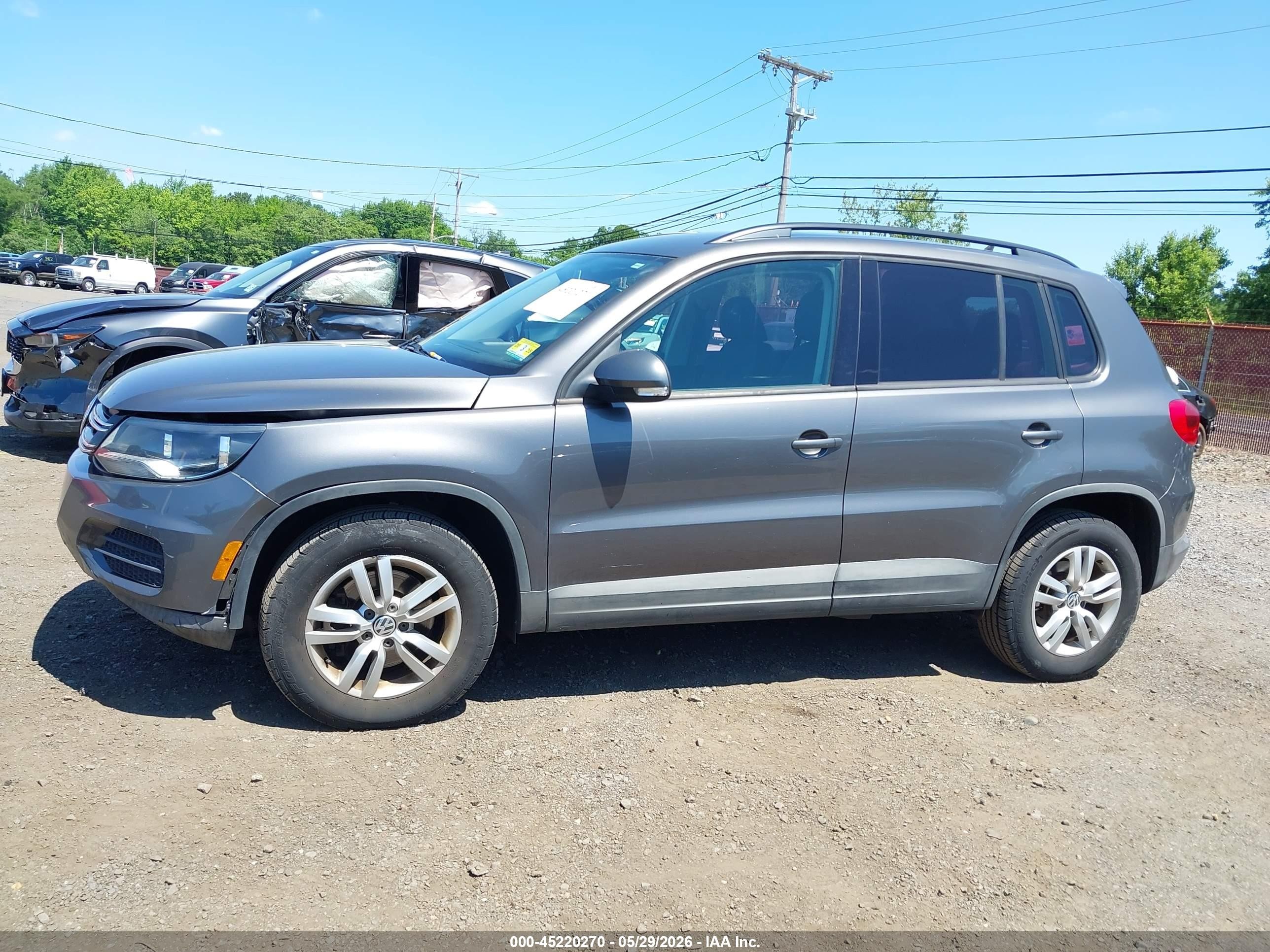 2015 Volkswagen Tiguan S Серый vin: WVGBV7AX0FW568636
