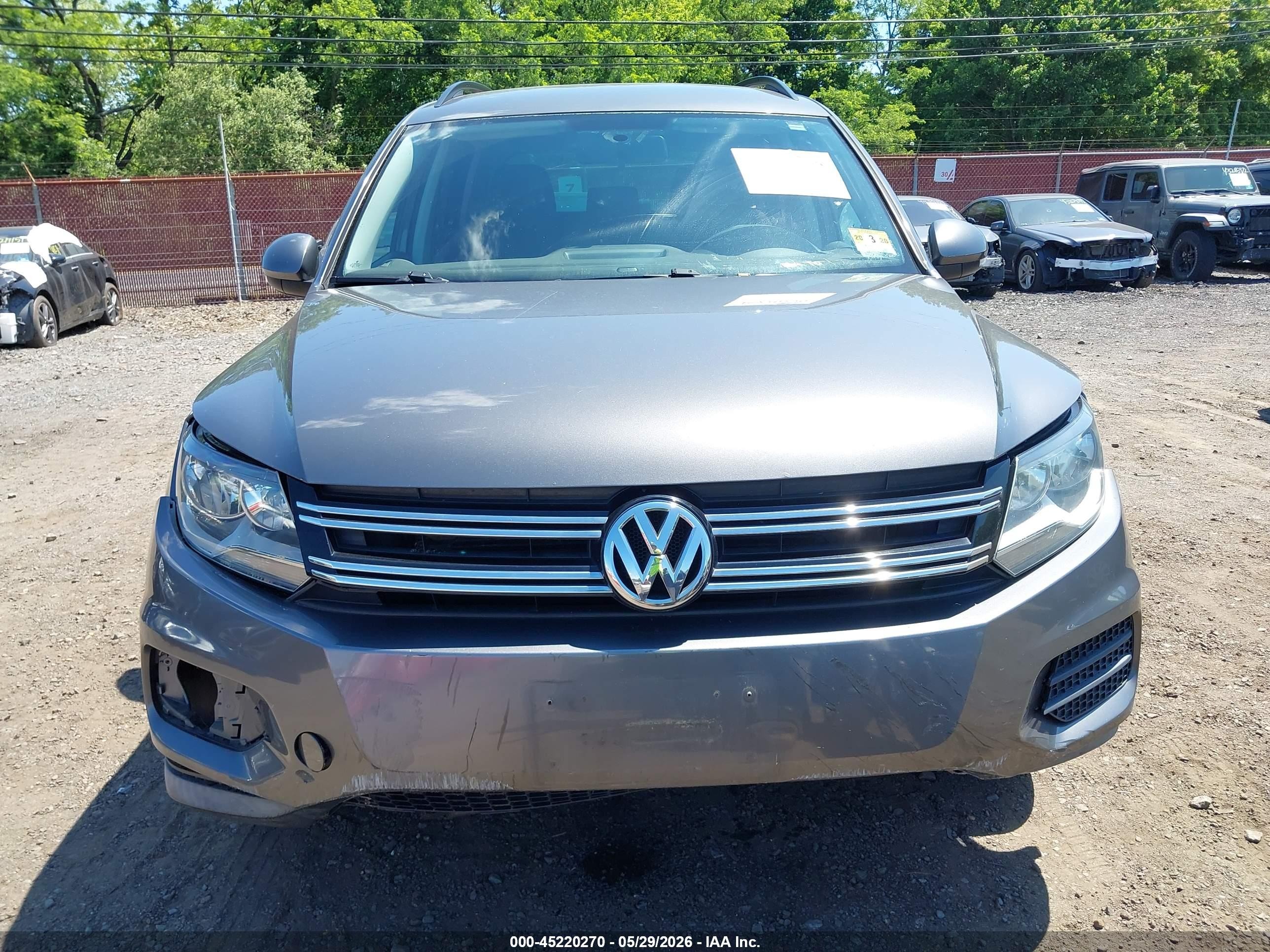 2015 Volkswagen Tiguan S Серый vin: WVGBV7AX0FW568636