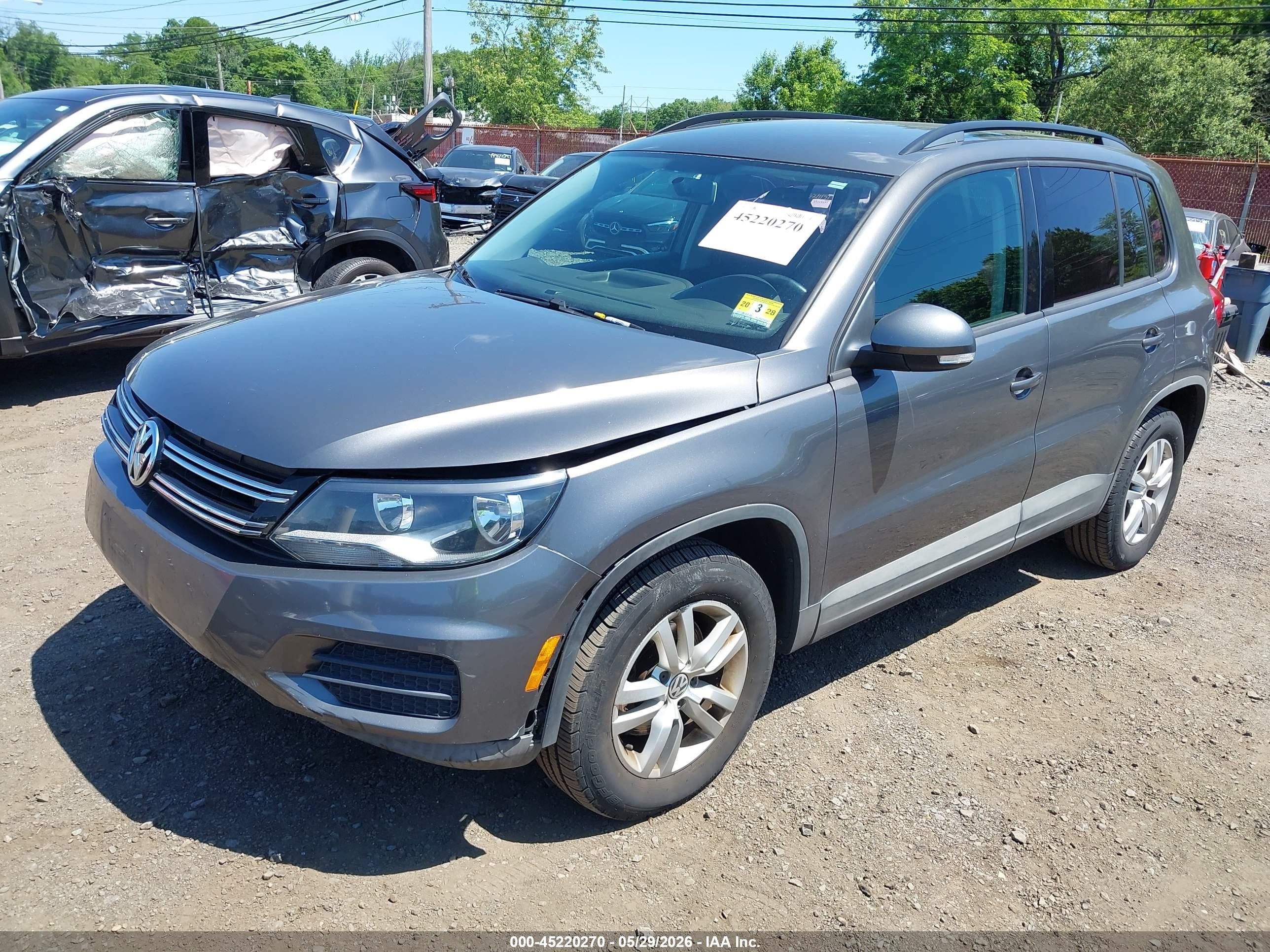 2015 Volkswagen Tiguan S Серый vin: WVGBV7AX0FW568636