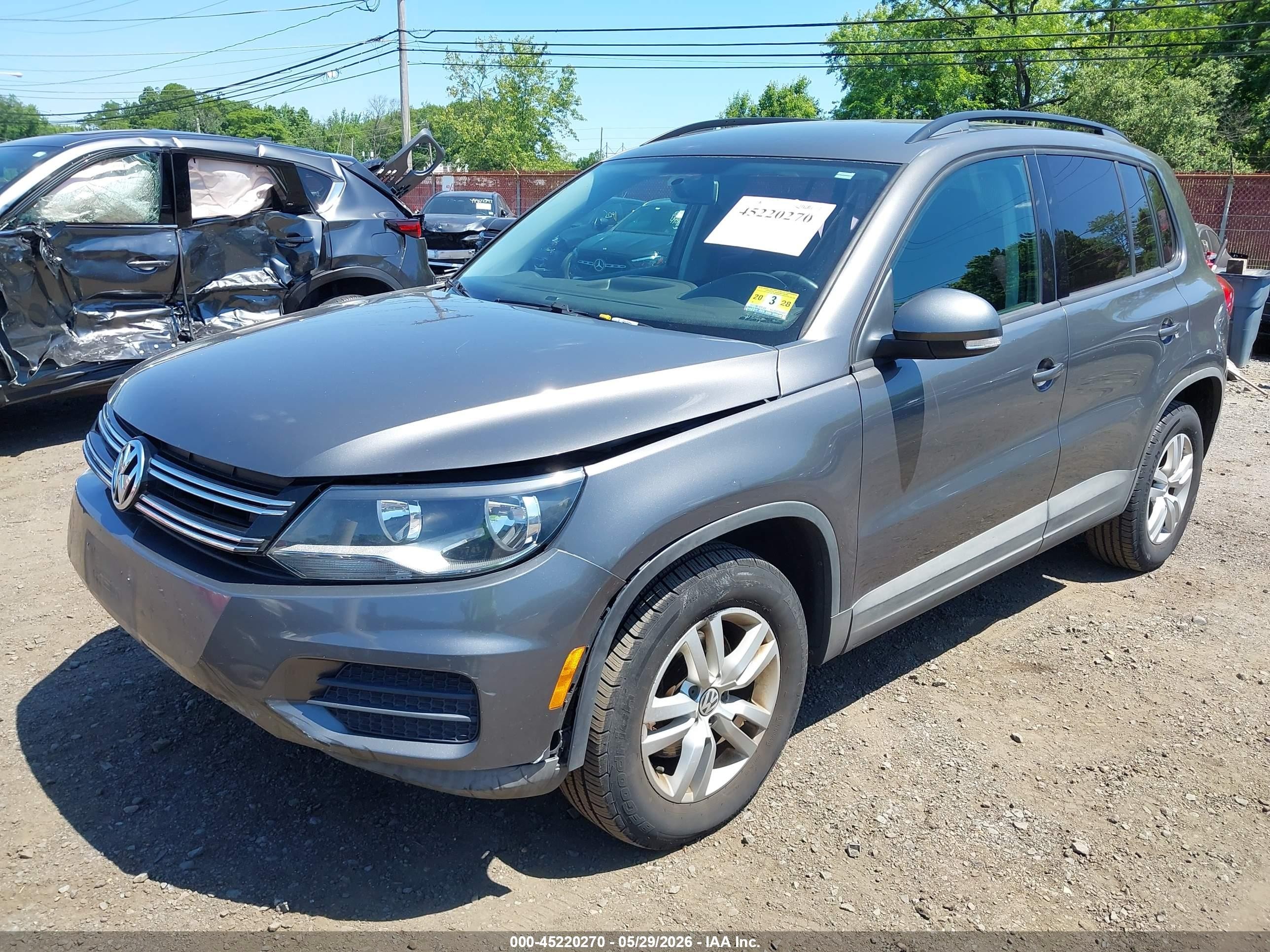 2015 Volkswagen Tiguan S Серый vin: WVGBV7AX0FW568636
