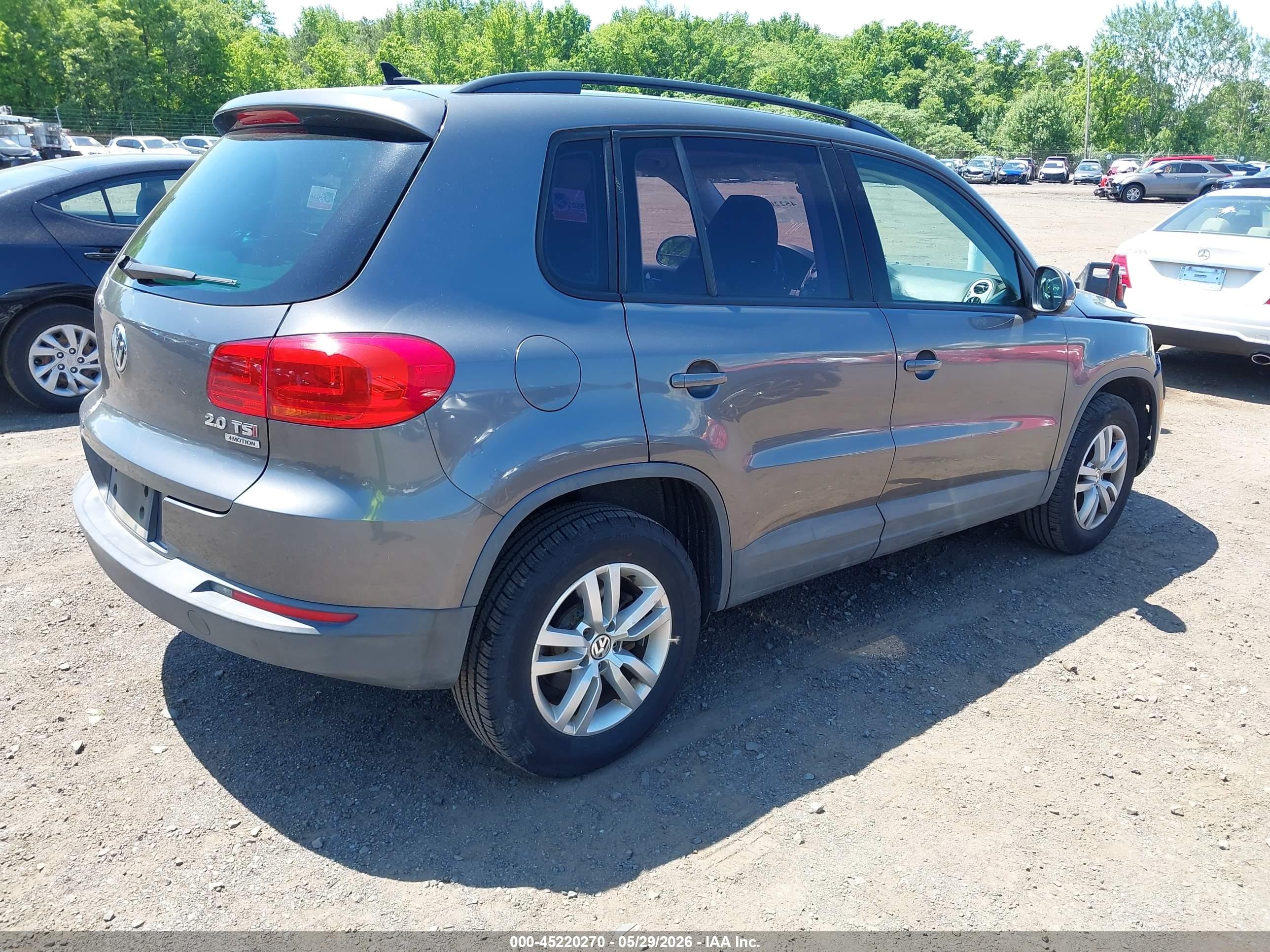 2015 Volkswagen Tiguan S Серый vin: WVGBV7AX0FW568636