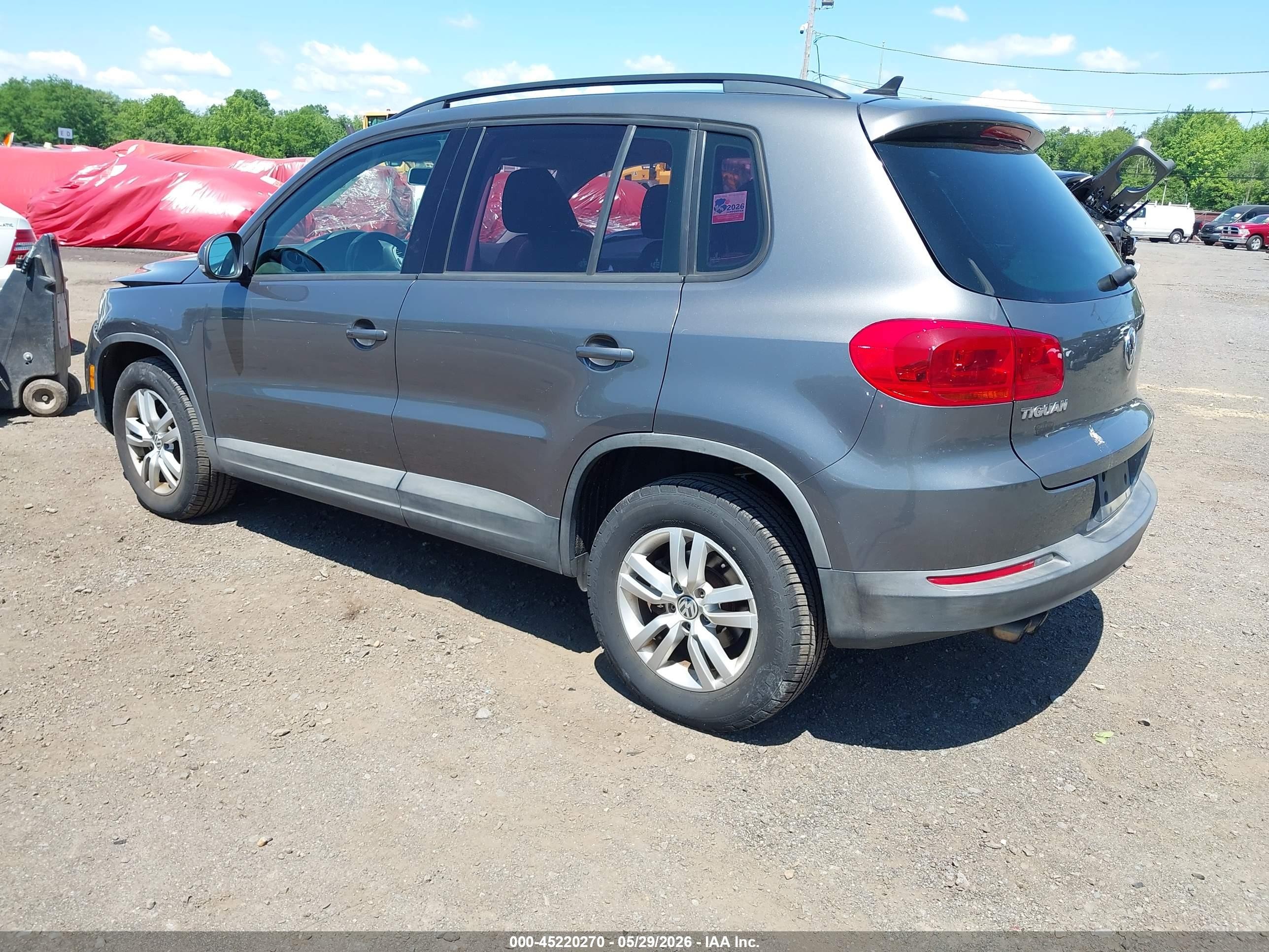 2015 Volkswagen Tiguan S Серый vin: WVGBV7AX0FW568636