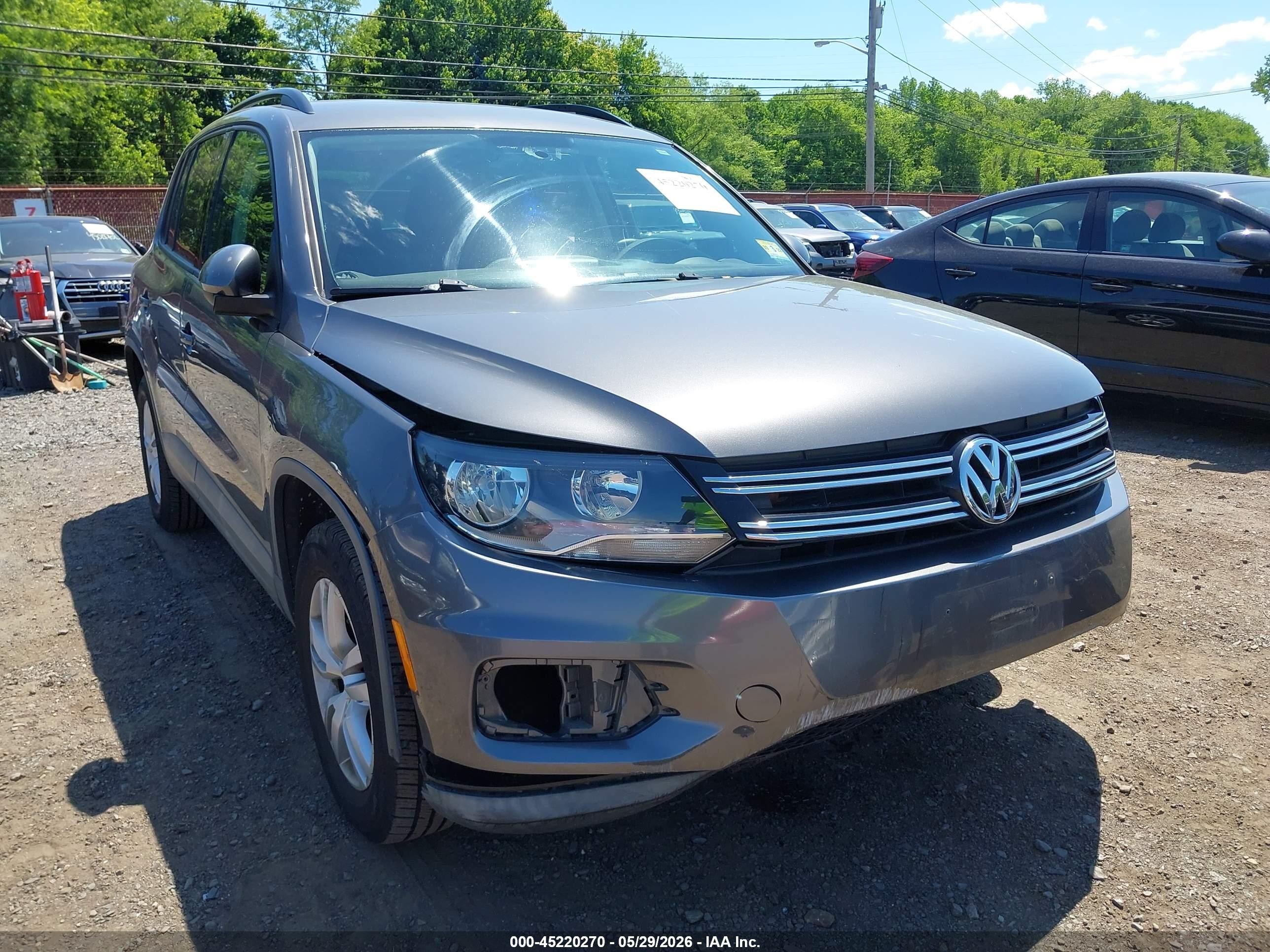 2015 Volkswagen Tiguan S Серый vin: WVGBV7AX0FW568636