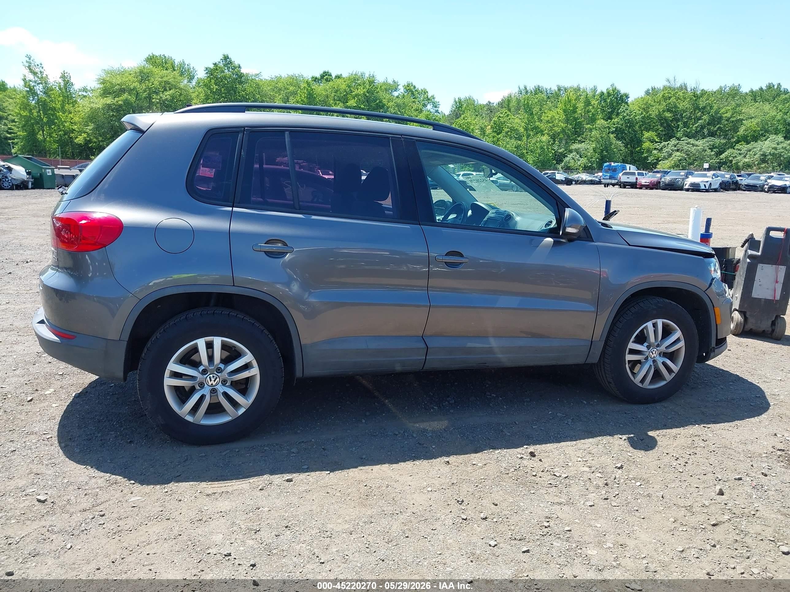 2015 Volkswagen Tiguan S Серый vin: WVGBV7AX0FW568636