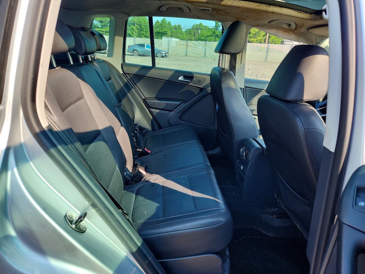 2010 Volkswagen Tiguan Se Silver vin: WVGBV7AX1AW001912