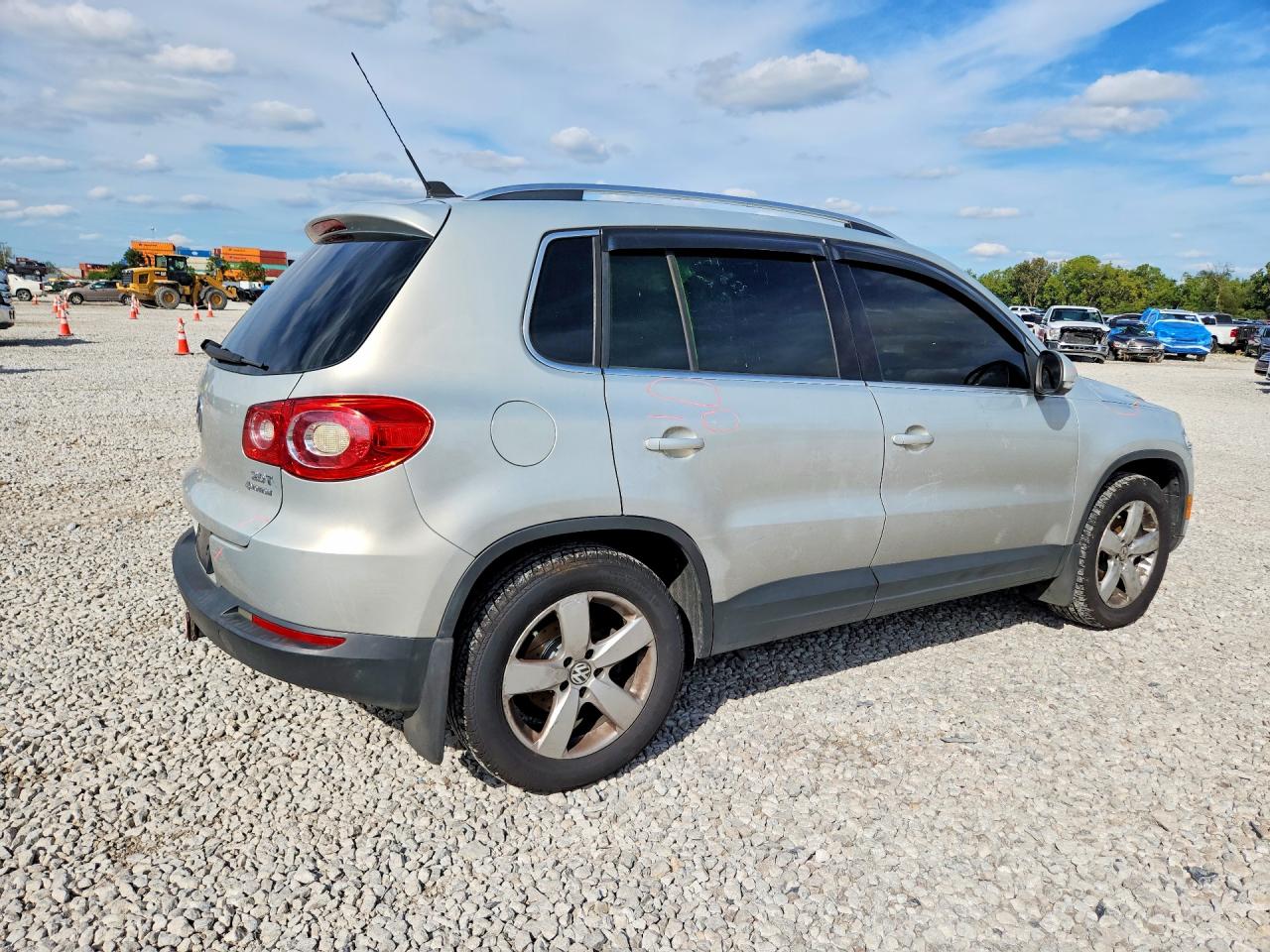 2010 Volkswagen Tiguan Se Gray vin: WVGBV7AX1AW529191