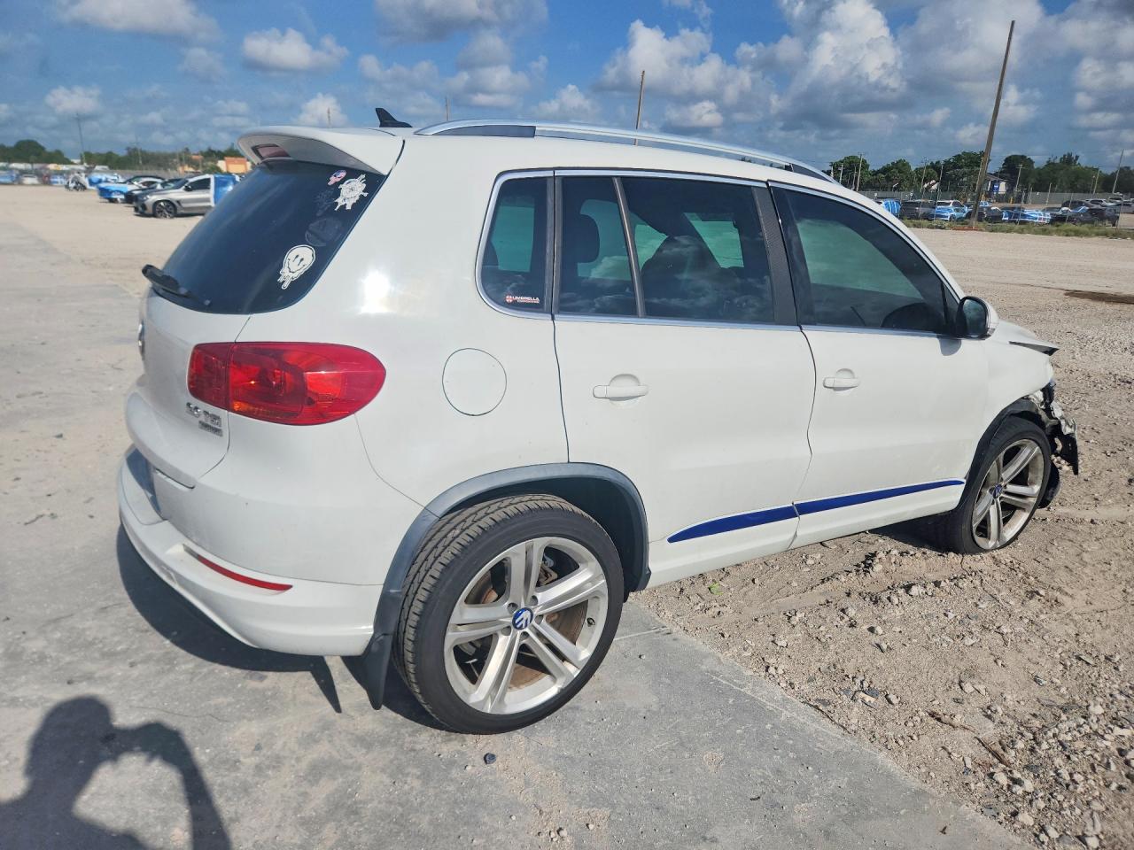 2015 Volkswagen Tiguan S White vin: WVGBV7AX1FW074530