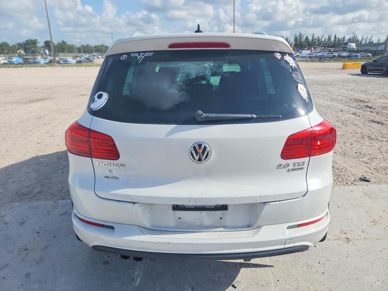 2015 Volkswagen Tiguan S White vin: WVGBV7AX1FW074530