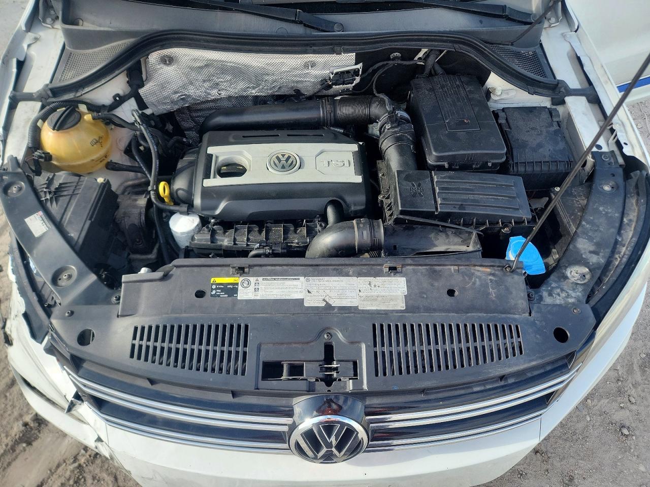 2015 Volkswagen Tiguan S White vin: WVGBV7AX1FW074530