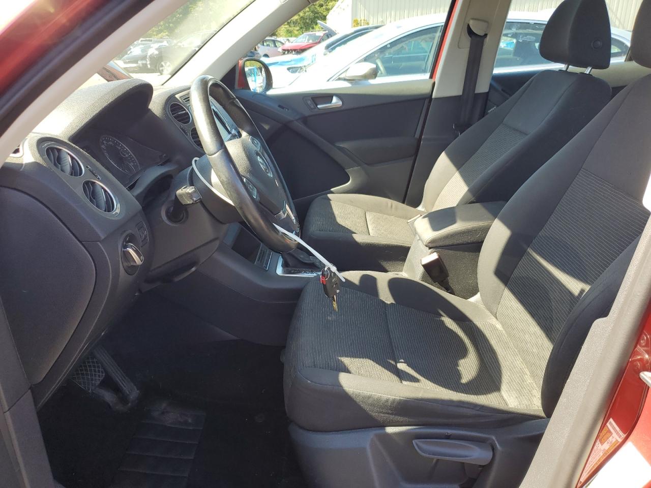 2015 Volkswagen Tiguan S Красный vin: WVGBV7AX1FW088475