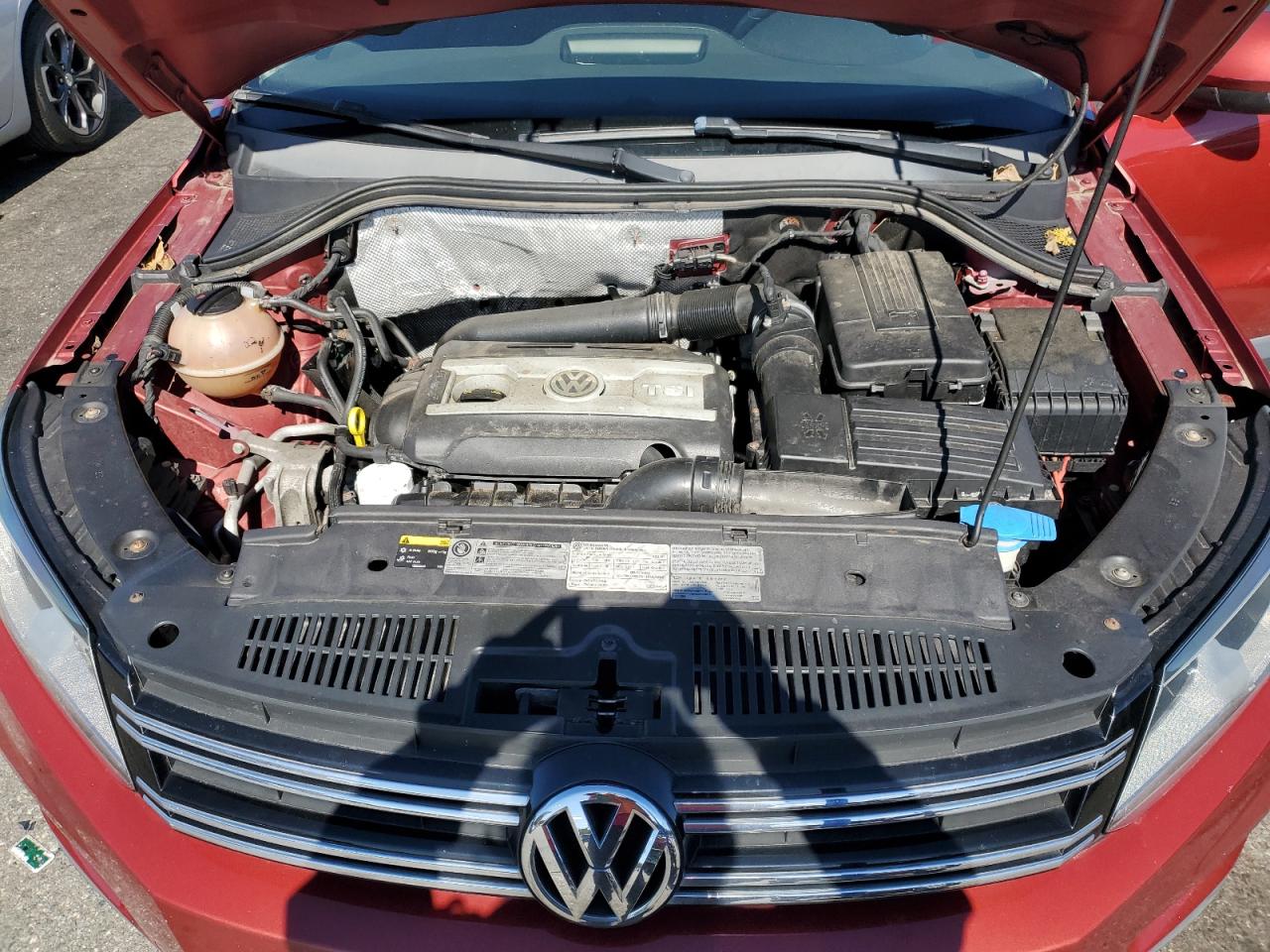 2015 Volkswagen Tiguan S Красный vin: WVGBV7AX1FW088475