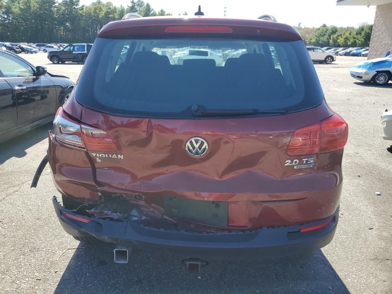 2015 Volkswagen Tiguan S Красный vin: WVGBV7AX1FW088475