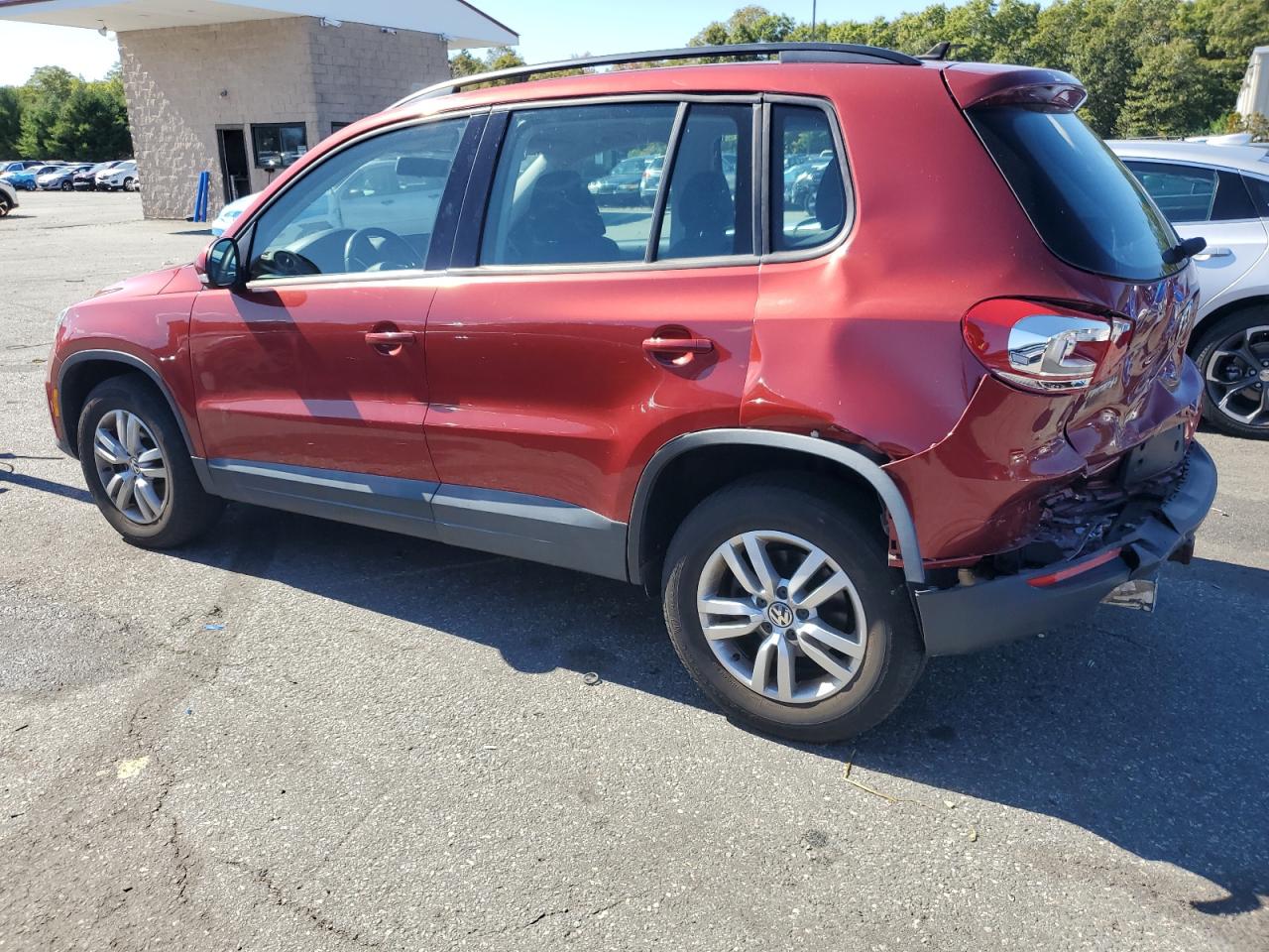 2015 Volkswagen Tiguan S Красный vin: WVGBV7AX1FW088475