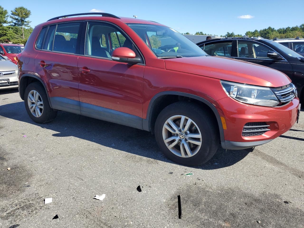 2015 Volkswagen Tiguan S Красный vin: WVGBV7AX1FW088475