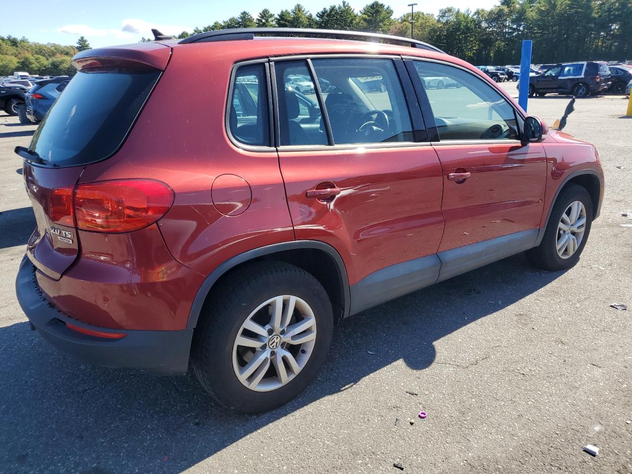 2015 Volkswagen Tiguan S Красный vin: WVGBV7AX1FW088475