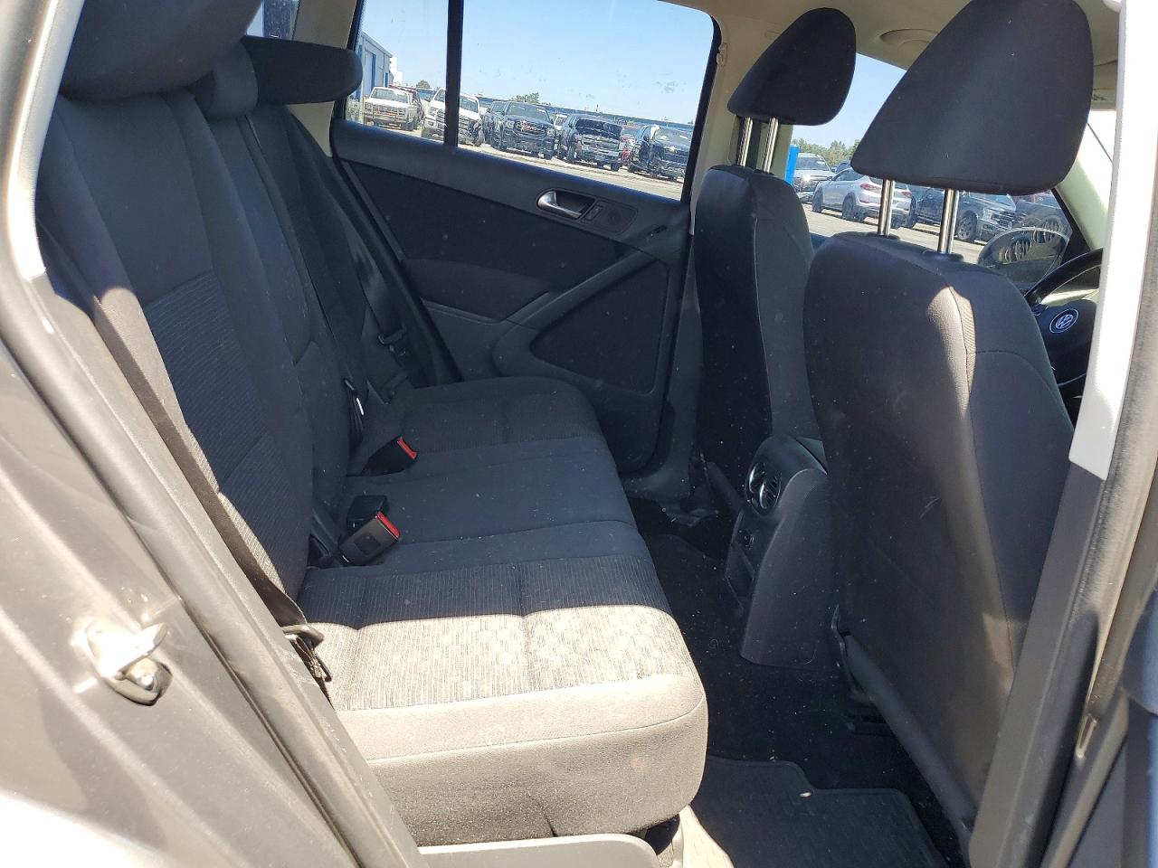 2015 Volkswagen Tiguan S Gray vin: WVGBV7AX1FW508204
