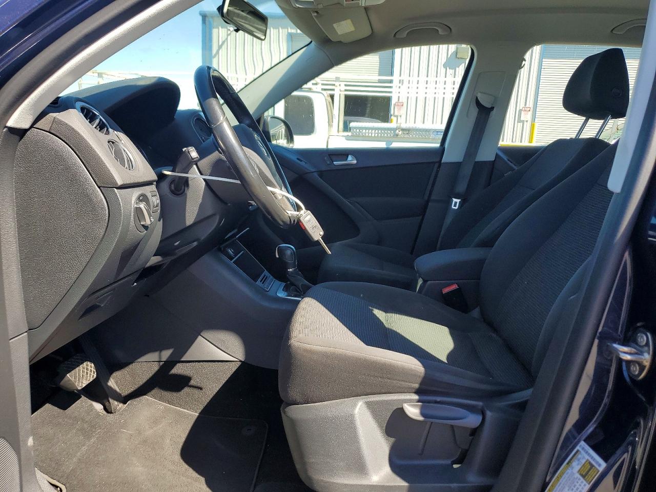 2015 Volkswagen Tiguan S Blue vin: WVGBV7AX1FW552834