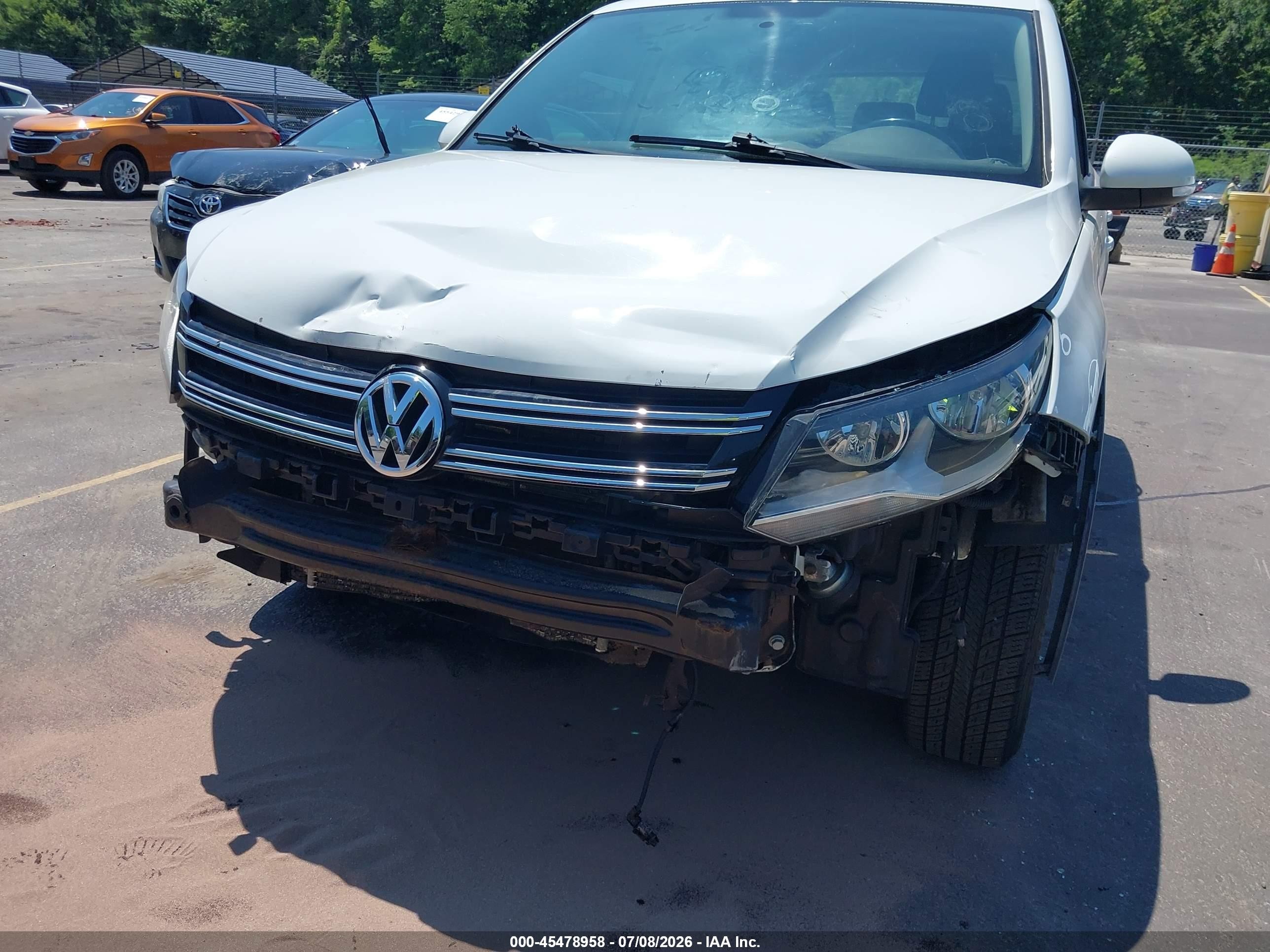 2015 Volkswagen Tiguan S White vin: WVGBV7AX1FW555605