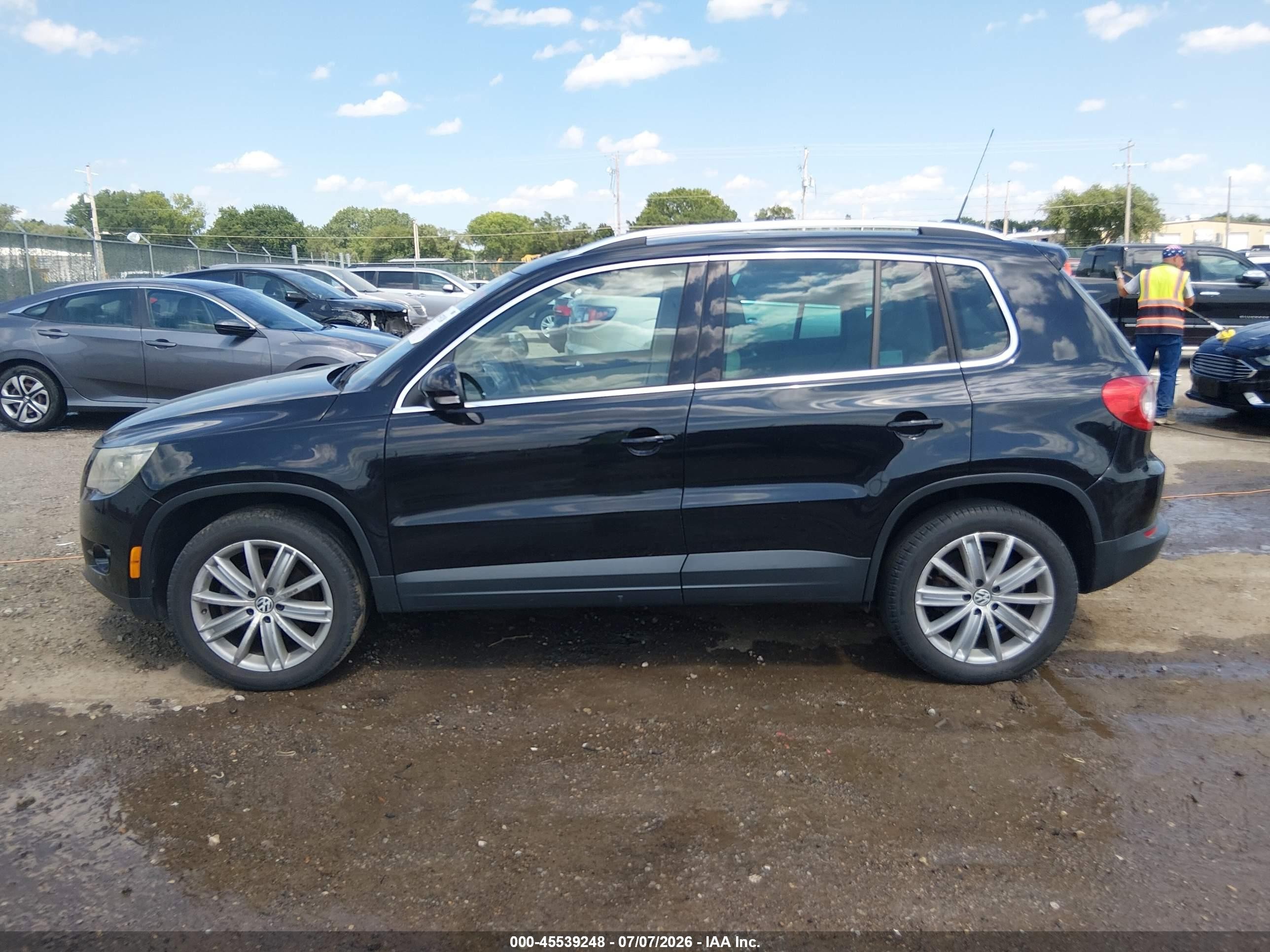 2011 Volkswagen Tiguan Sel Black vin: WVGBV7AX2BW545322
