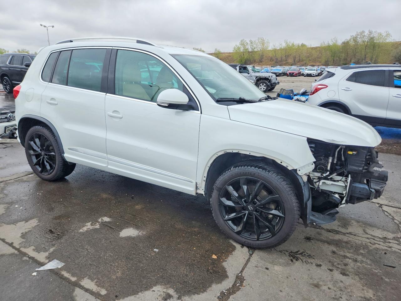 2015 Volkswagen Tiguan S White vin: WVGBV7AX2FW599404