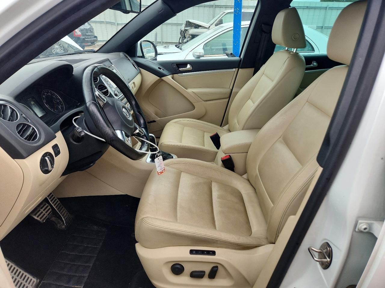 2015 Volkswagen Tiguan S White vin: WVGBV7AX2FW599404