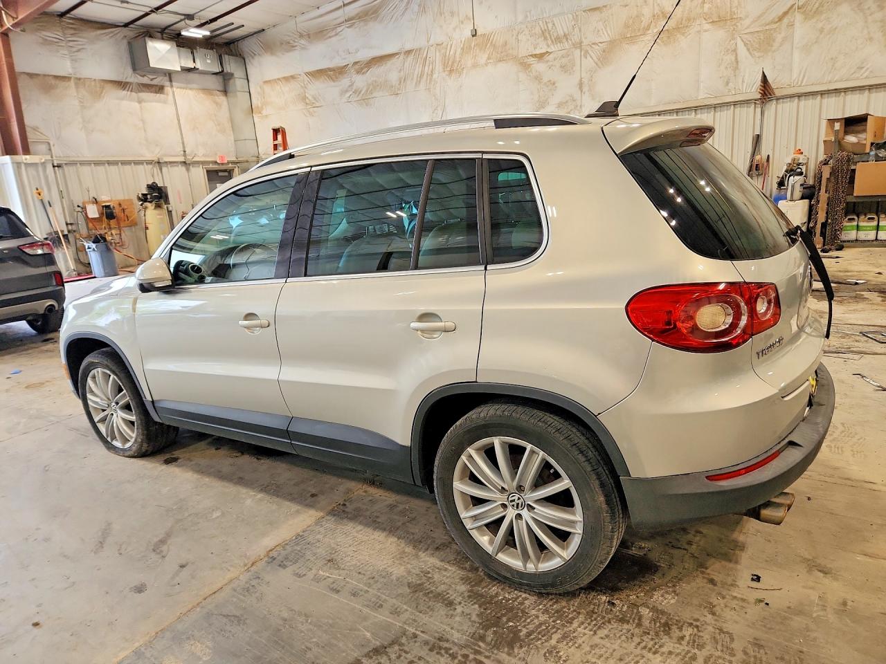 2010 Volkswagen Tiguan Se Silver vin: WVGBV7AX3AW511548