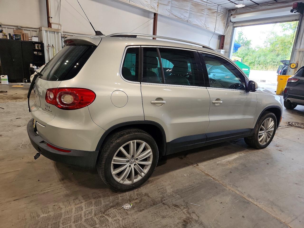 2010 Volkswagen Tiguan Se Silver vin: WVGBV7AX3AW511548