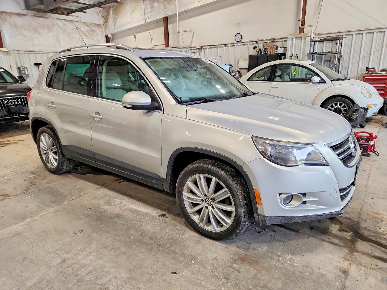 2010 Volkswagen Tiguan Se Silver vin: WVGBV7AX3AW511548