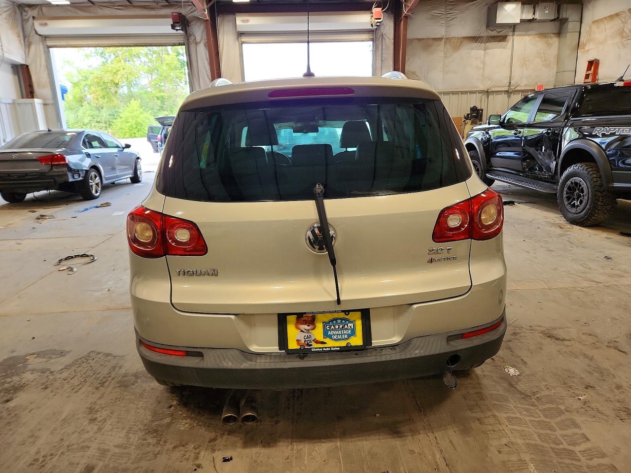 2010 Volkswagen Tiguan Se Silver vin: WVGBV7AX3AW511548