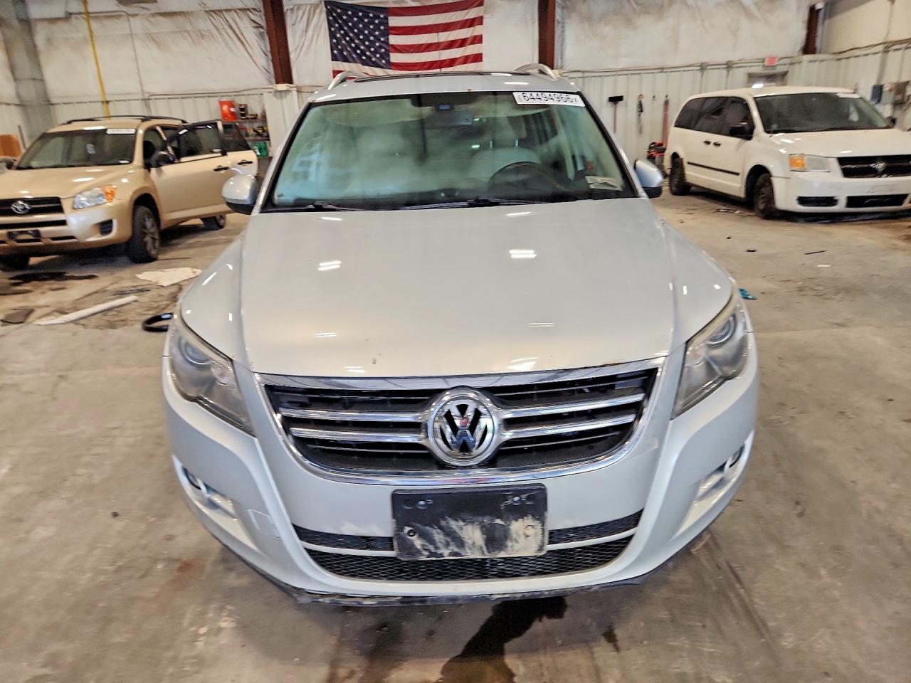 2010 Volkswagen Tiguan Se Silver vin: WVGBV7AX3AW511548