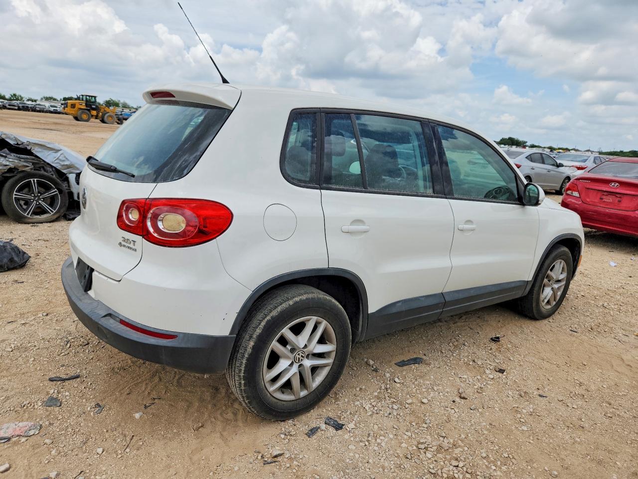 2011 Volkswagen Tiguan S White vin: WVGBV7AX3BW510370