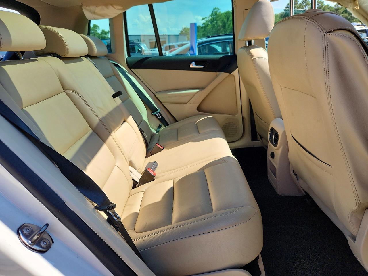 2011 Volkswagen Tiguan S White vin: WVGBV7AX3BW521837