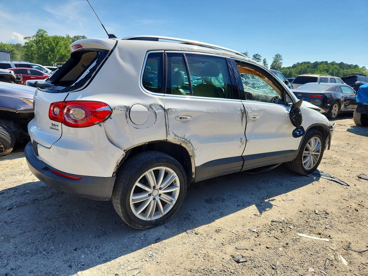 2011 Volkswagen Tiguan S White vin: WVGBV7AX3BW521837