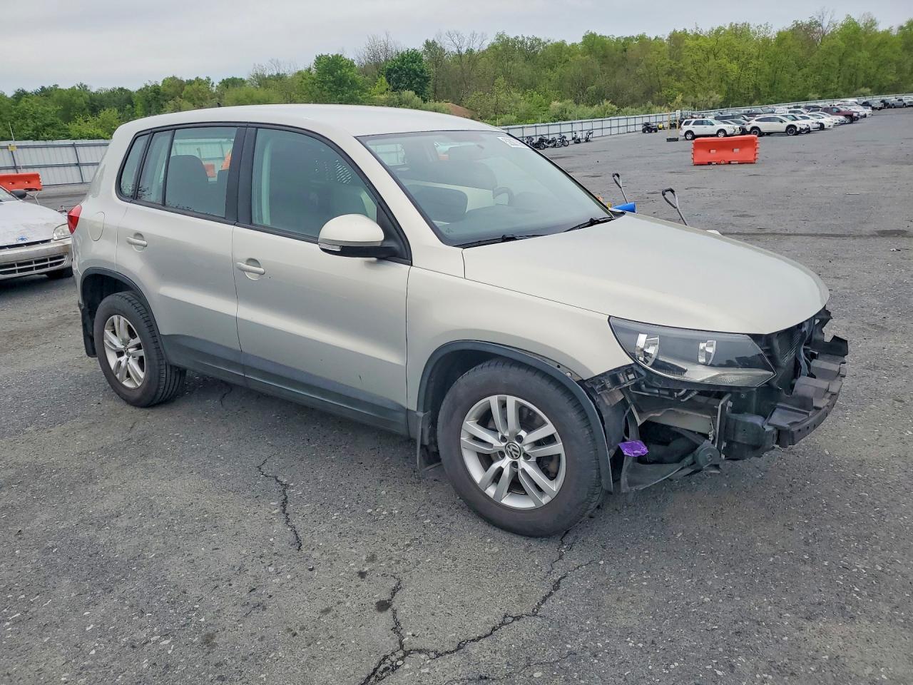 2013 Volkswagen Tiguan S Серебряный vin: WVGBV7AX3DW537815