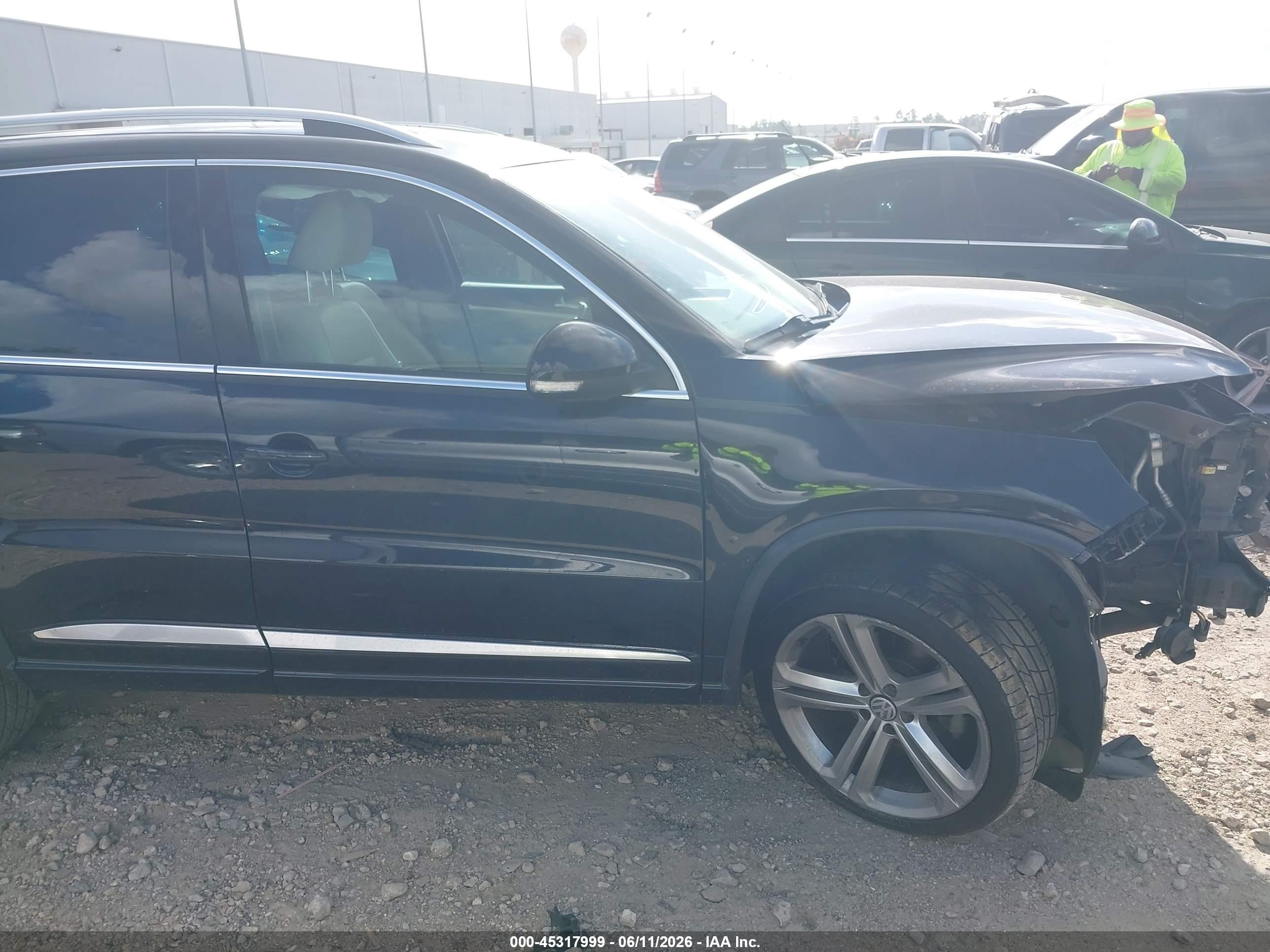 2015 Volkswagen Tiguan R-line Black vin: WVGBV7AX4FW099082