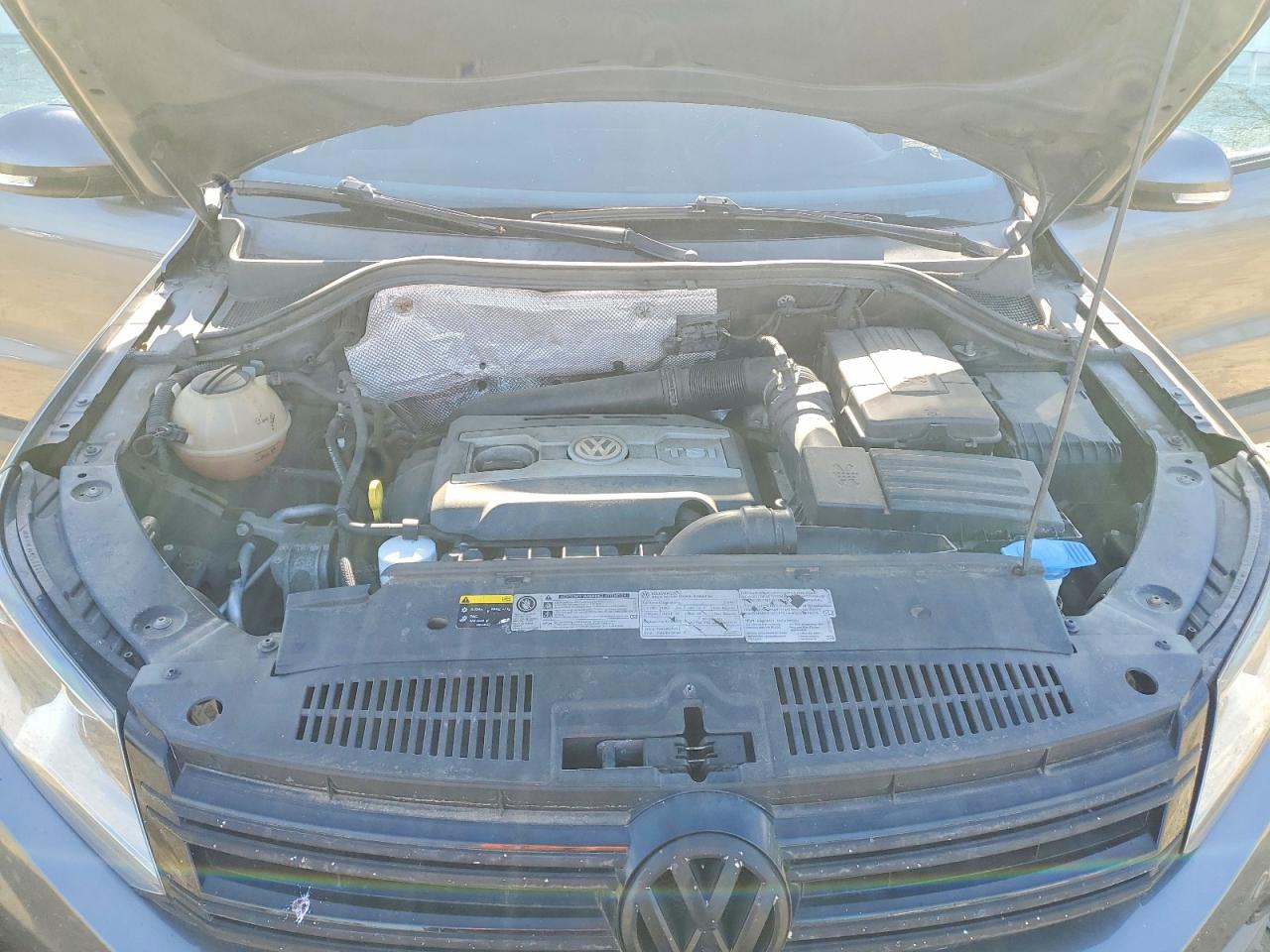 2015 Volkswagen Tiguan S Серый vin: WVGBV7AX4FW555081